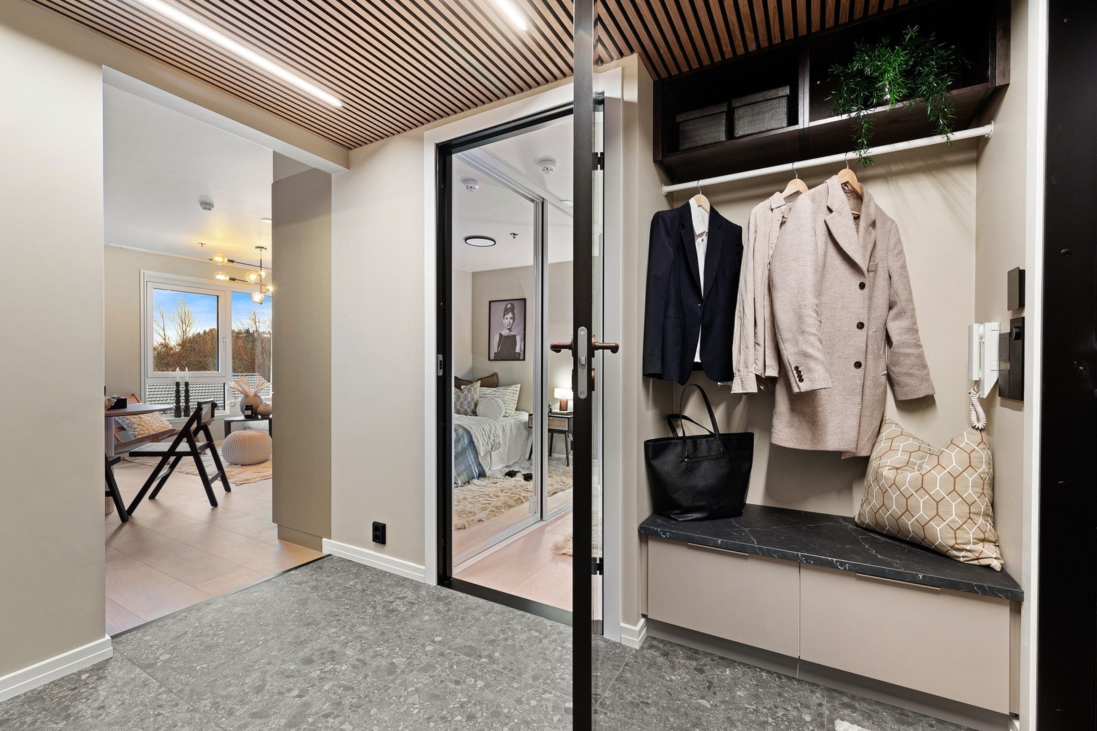 God plass til å henge fra seg yttertøy og sko. Boligen har porttelefon Galleribilde