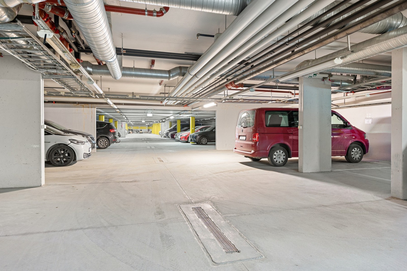 Borettslaget har 28 plasser i garasjekjeller. Ledige garasjeplasser tildeles av styret, konferer med megler hvis du har spørsmål knyttet til dette Galleribilde