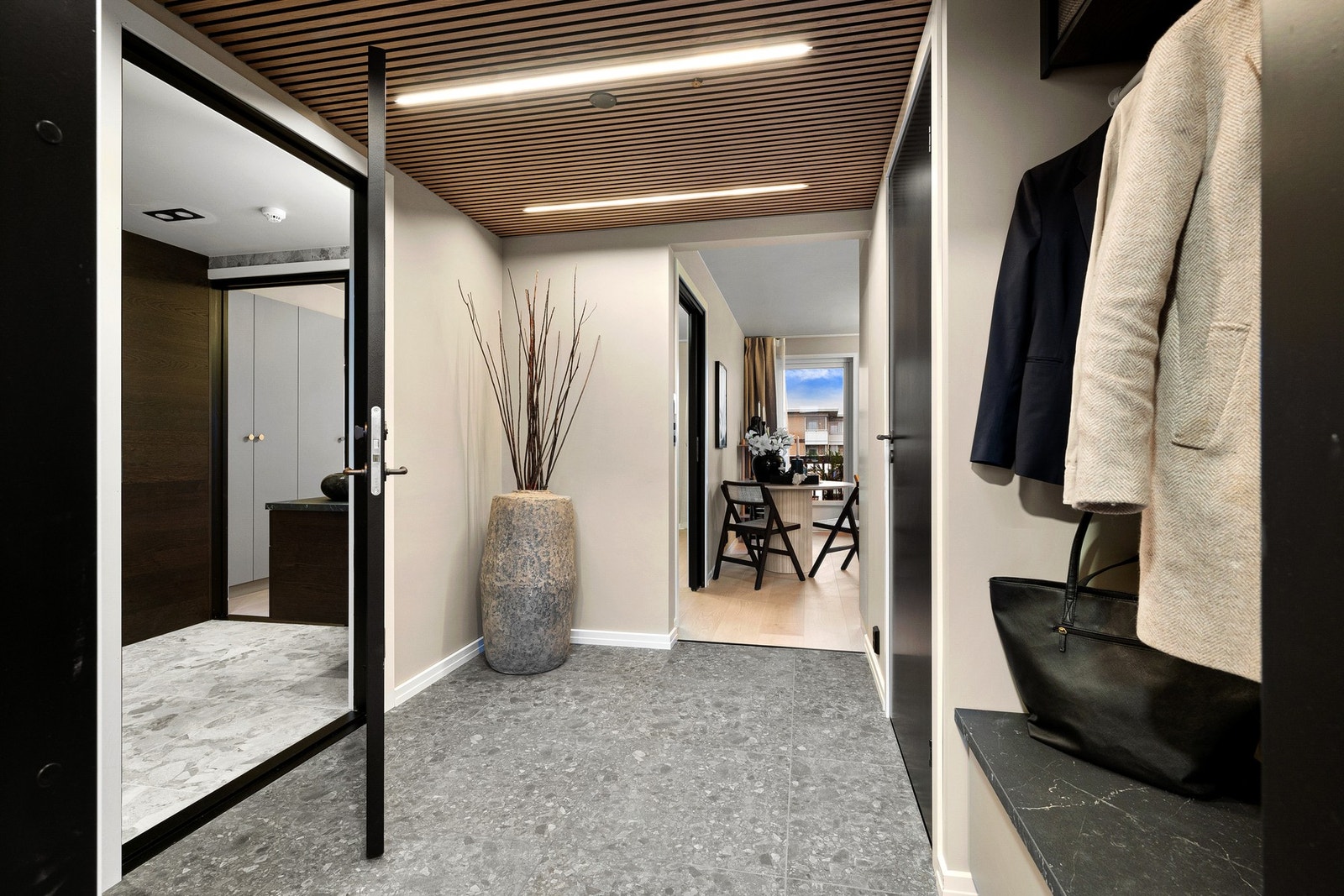 Det er heis i bygget, borettslaget er fra tidlig 2000-tallet og fremstår moderne Galleribilde