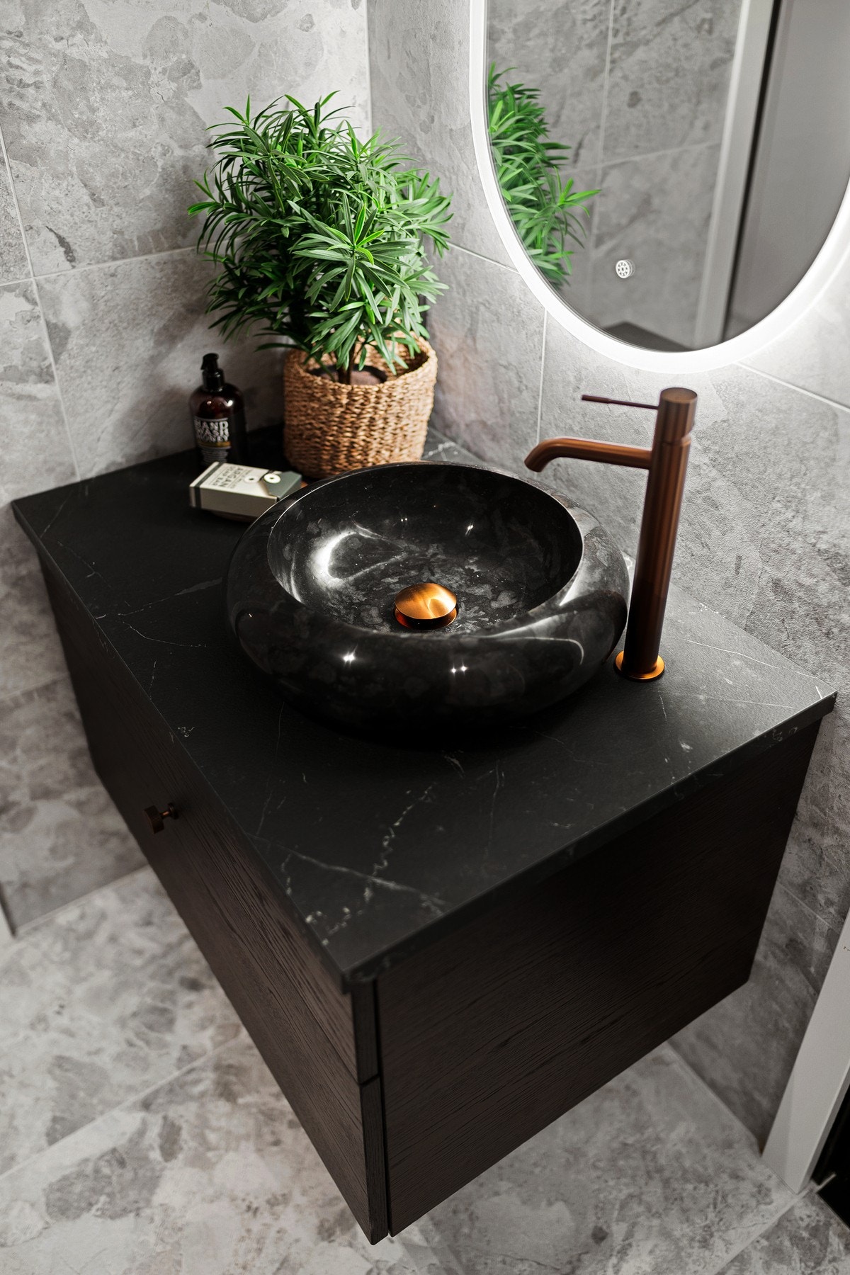 Servantmøbel og innredning i mørk eik Galleribilde