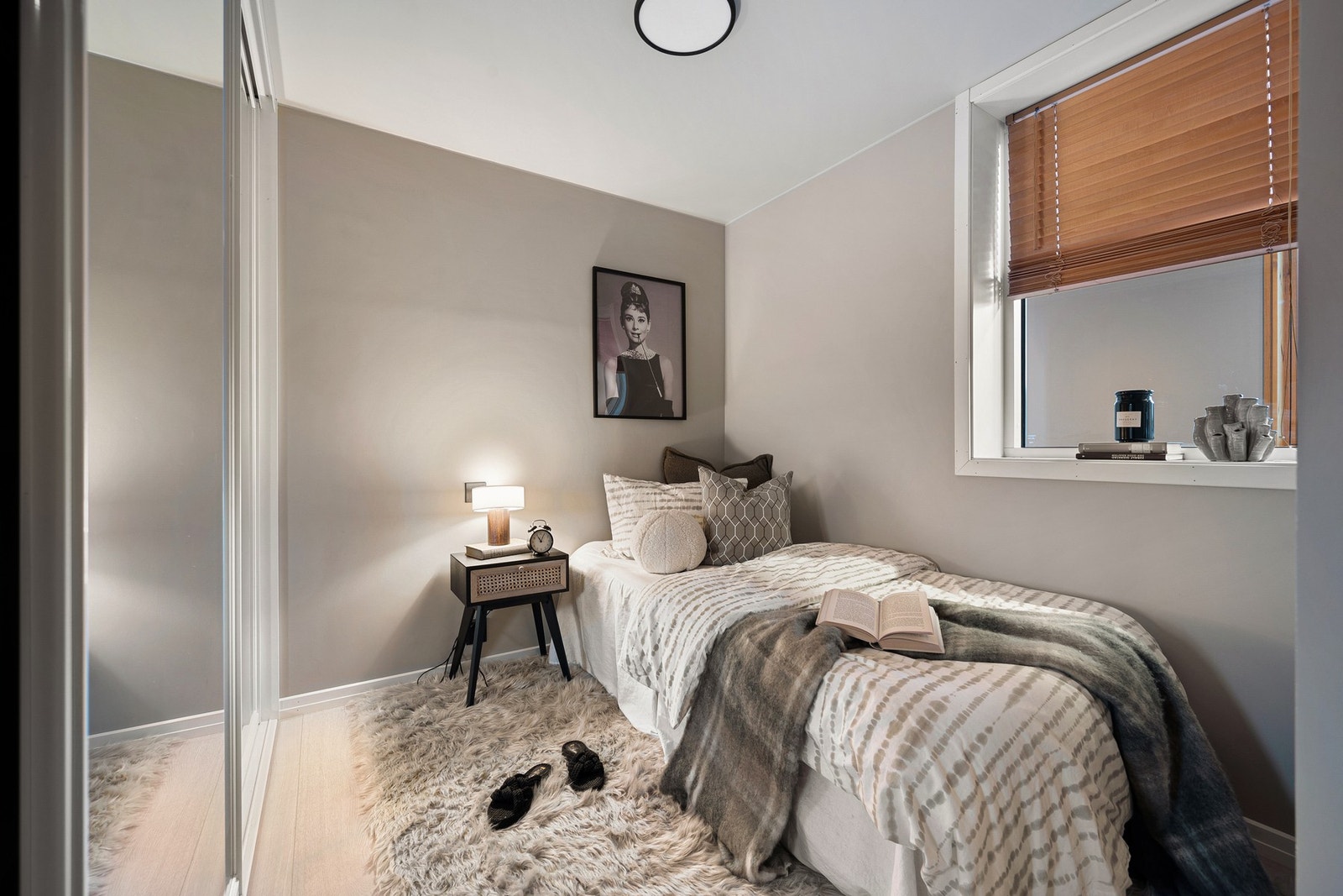 Soverom 2 av 2 med skyvedørsgarderobe Galleribilde