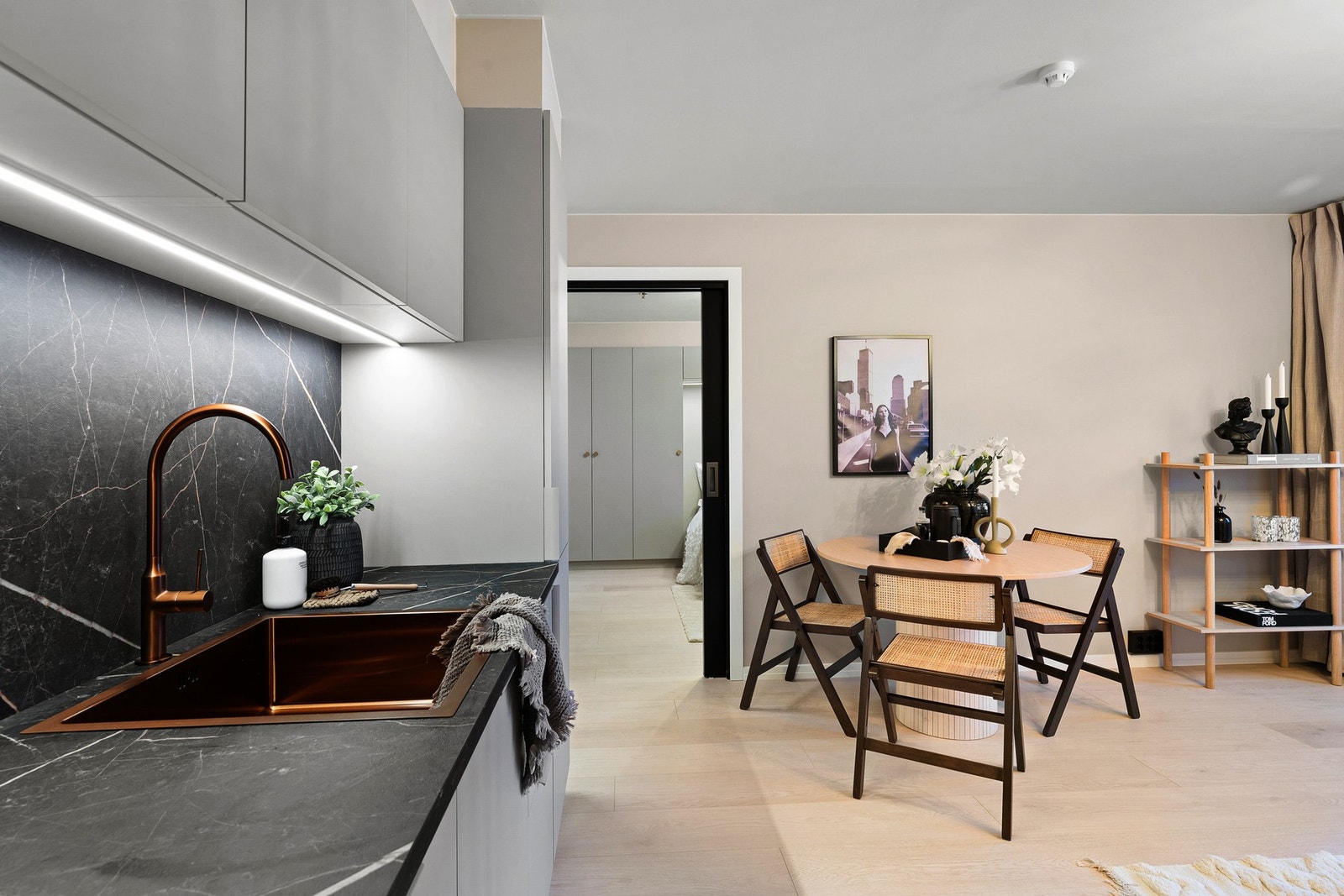 Kjøkkenet har koketopp med app-styring, Point avtrekksvifte, Gorenje stekeovn samt oppvaskmaskin og kjøleskap fra Electrolux Galleribilde