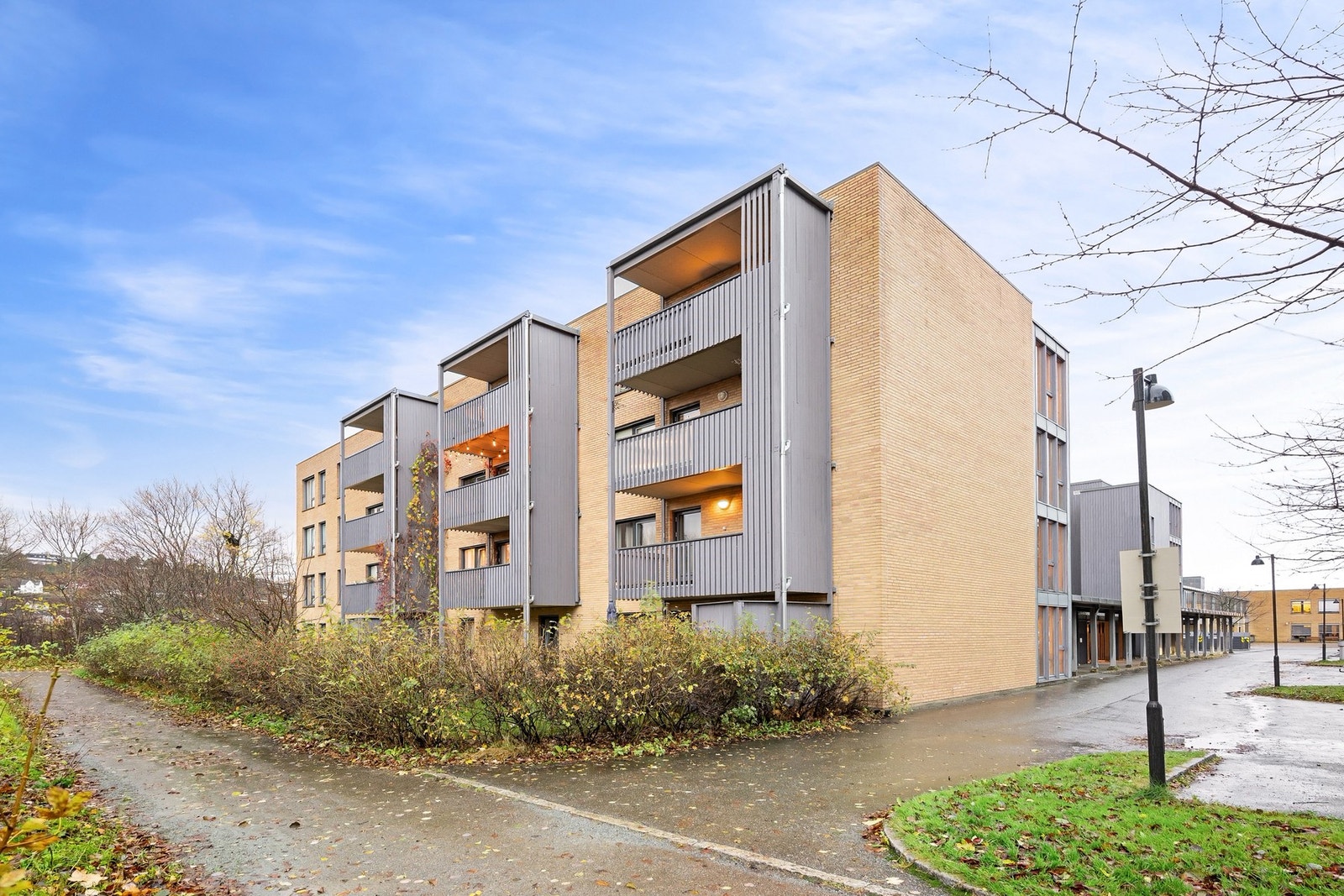 Det er heis i bygget. Boligen ligger 4 etasje (toppetasje) Galleribilde