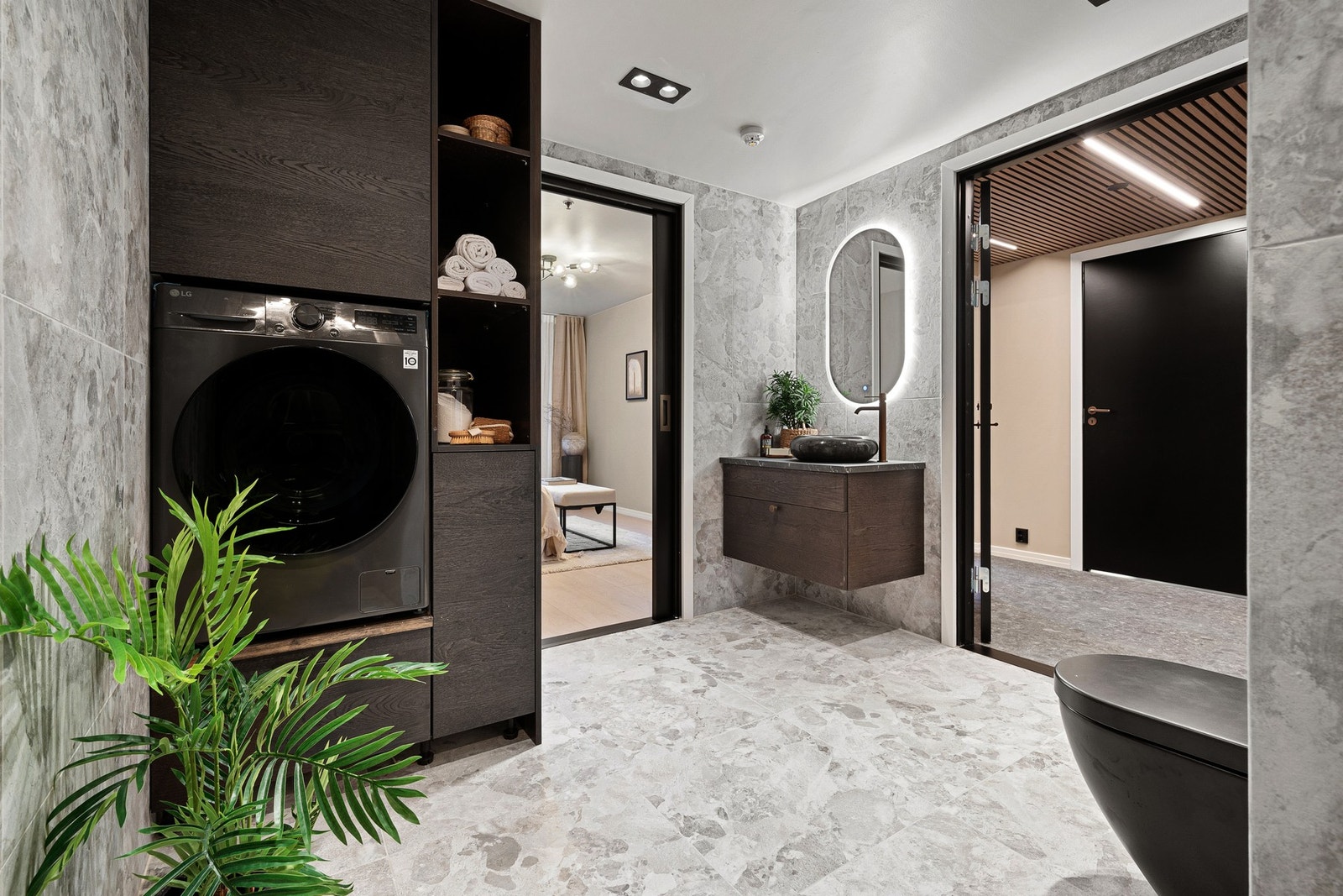 Her er det lagt Italienske gresk-inspirerte fliser, med dusjnisje kledd i eksklusive bølgefliser og roségull armatur samt integrert LED-stripe i taket Galleribilde