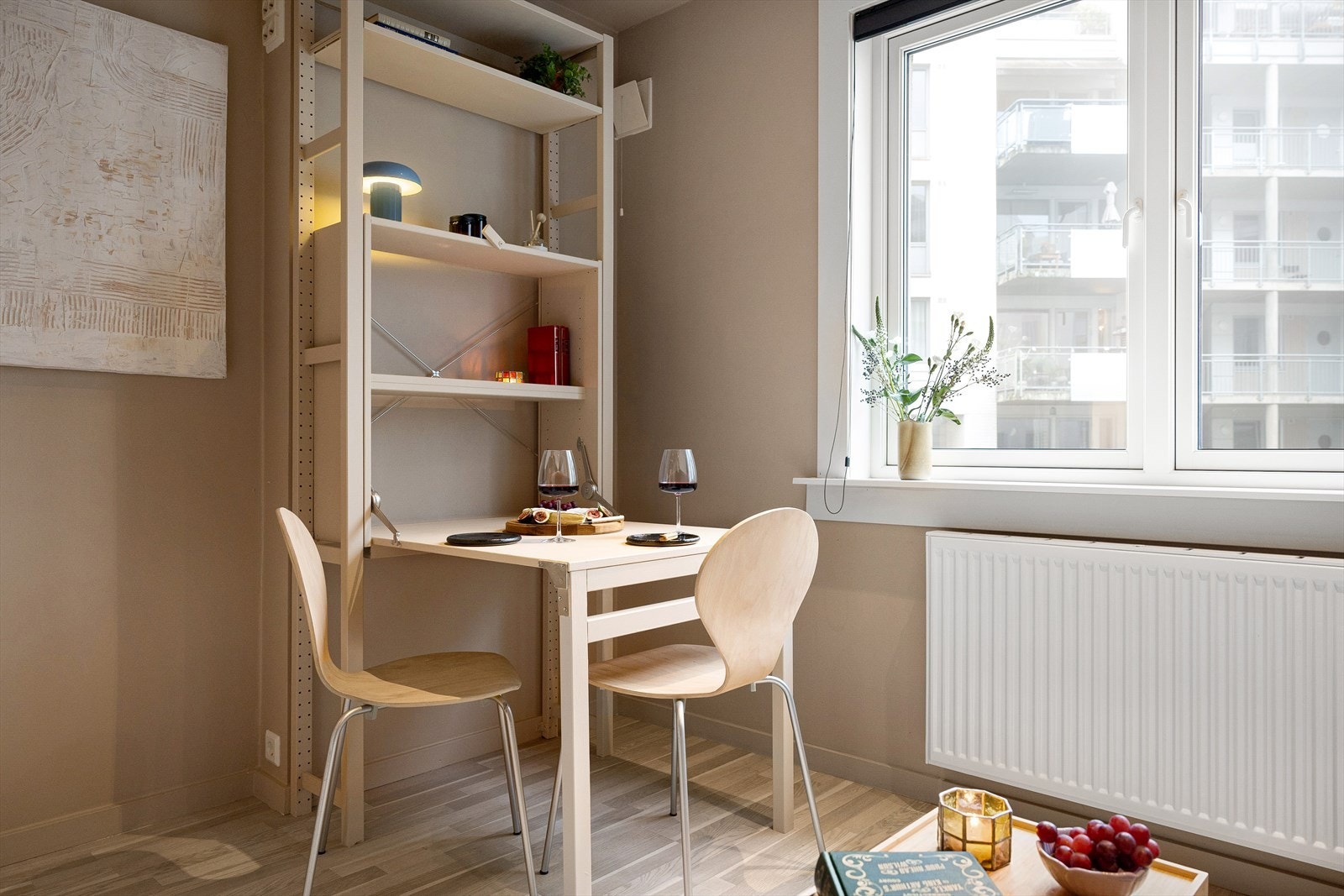 I 2020 ble det installert en praktisk hylle med integrert spisebord og pult, som gir funksjonell plassutnyttelse i rommet. Galleribilde