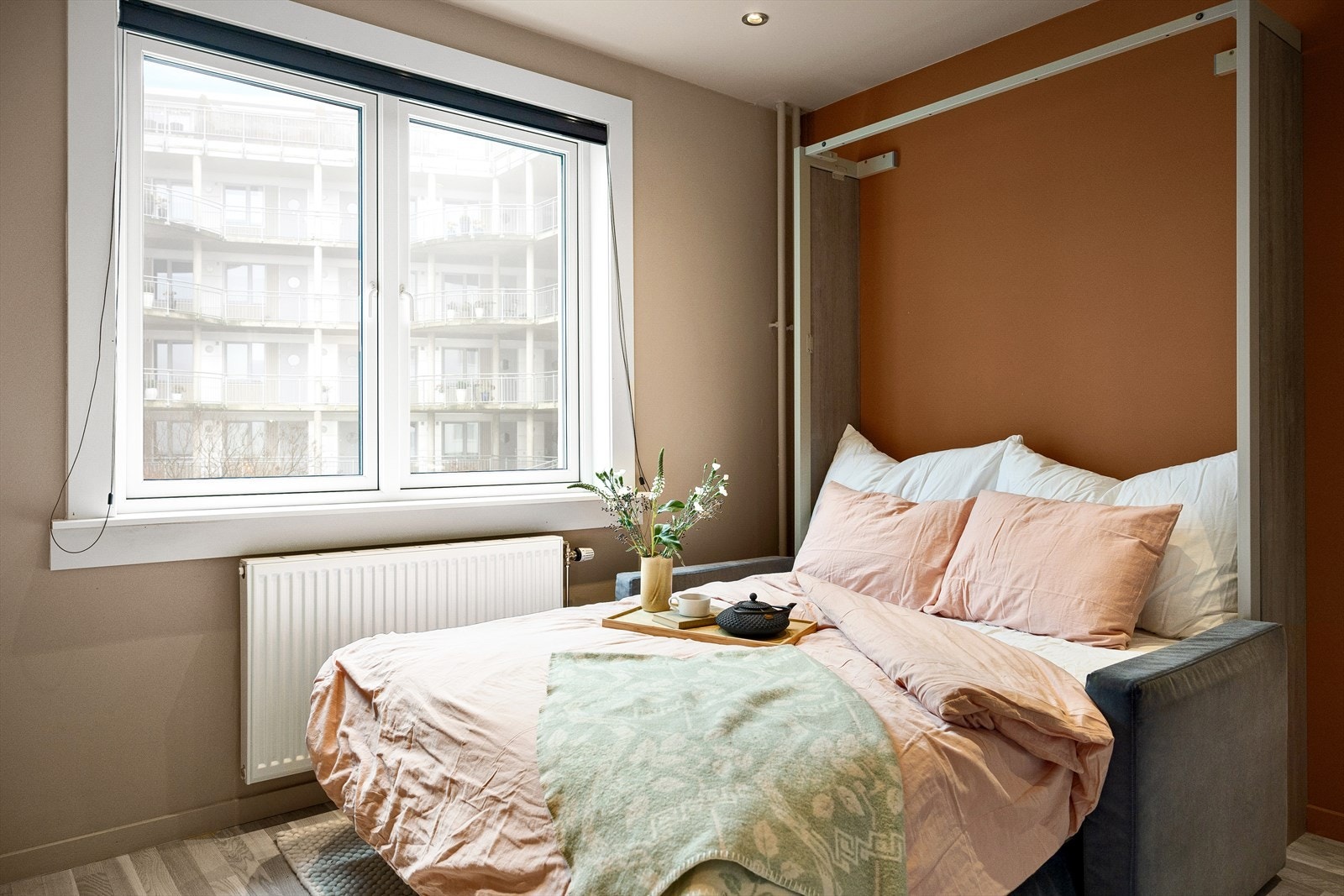 I stuen er det en moderne veggseng med integrert sofa, installert i 2020 - optimal utnyttelse av plass og komfort i ett. Galleribilde