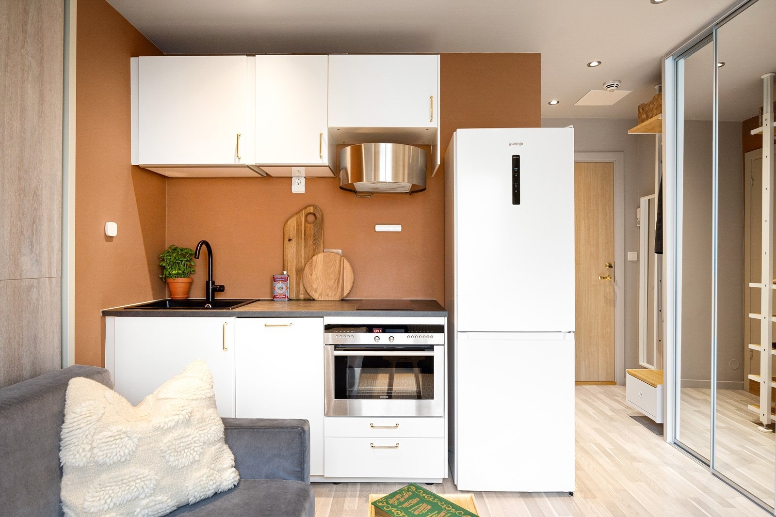 Kjøkkenet har godt med skap- og benkeplass - her blir matlaging en fryd! Galleribilde