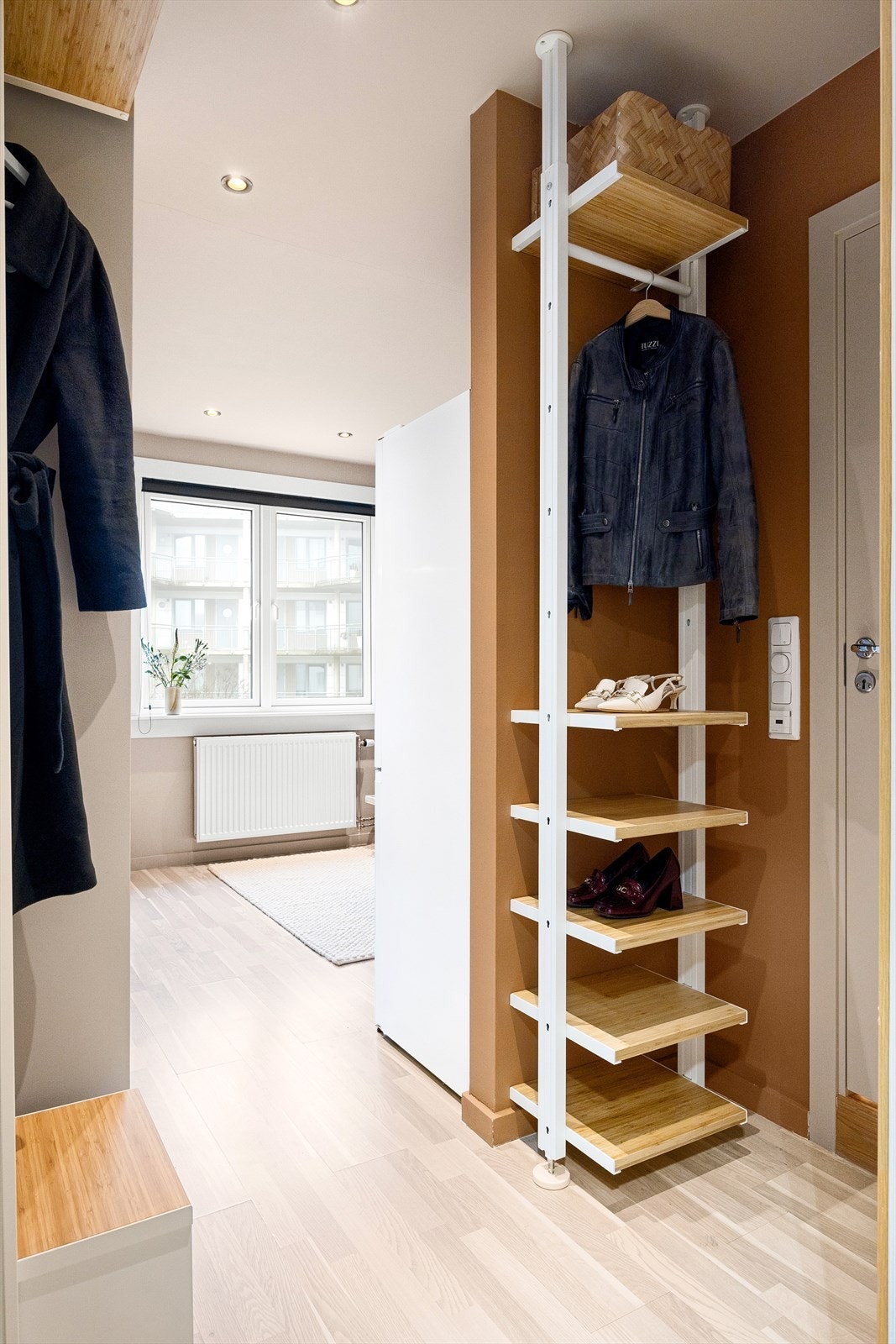 En praktisk hylle ble installert i gangen i 2020. Galleribilde