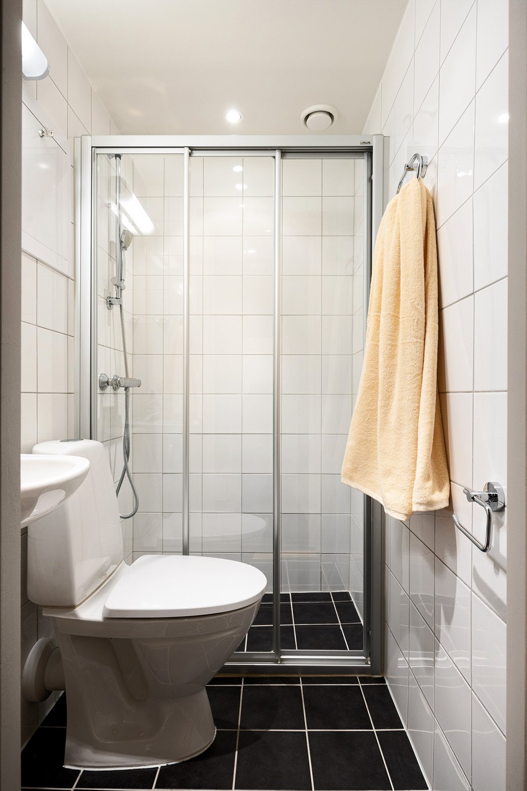 Delikat flislagt baderom fra 2014 med varmekabler i gulv. Galleribilde