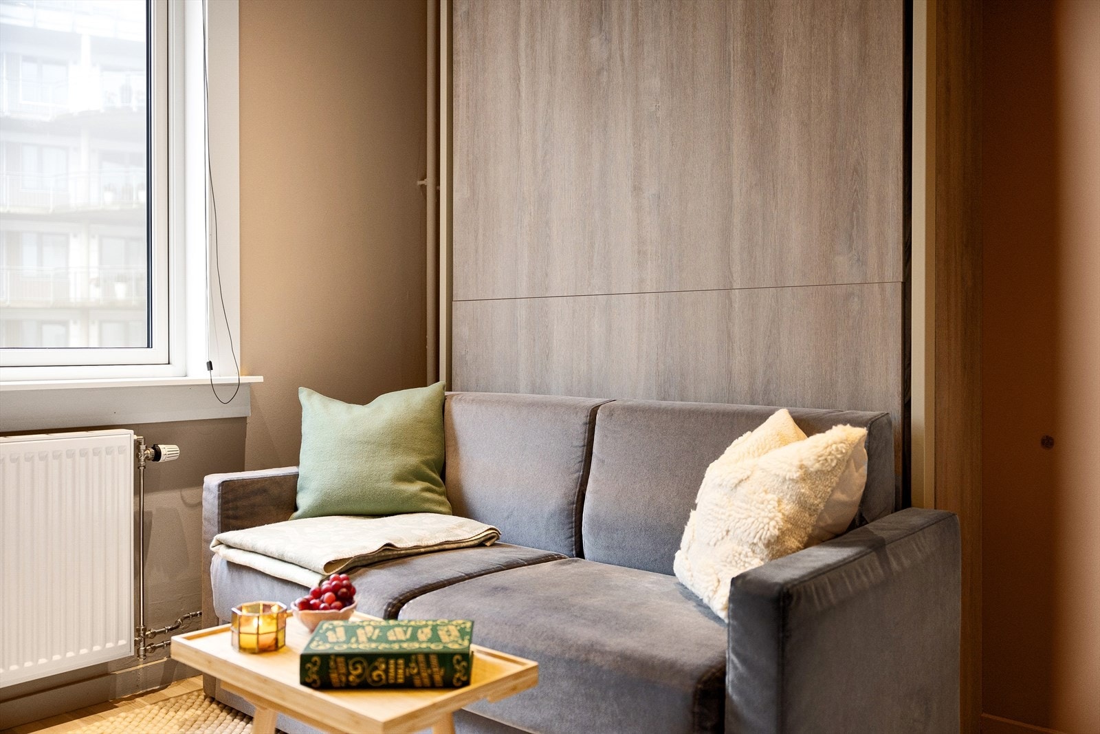 Leiligheten vender mot en rolig og grønn bakgård. Fyring, varmtvann og fibernett er inkludert i fellesutgiftene. Galleribilde