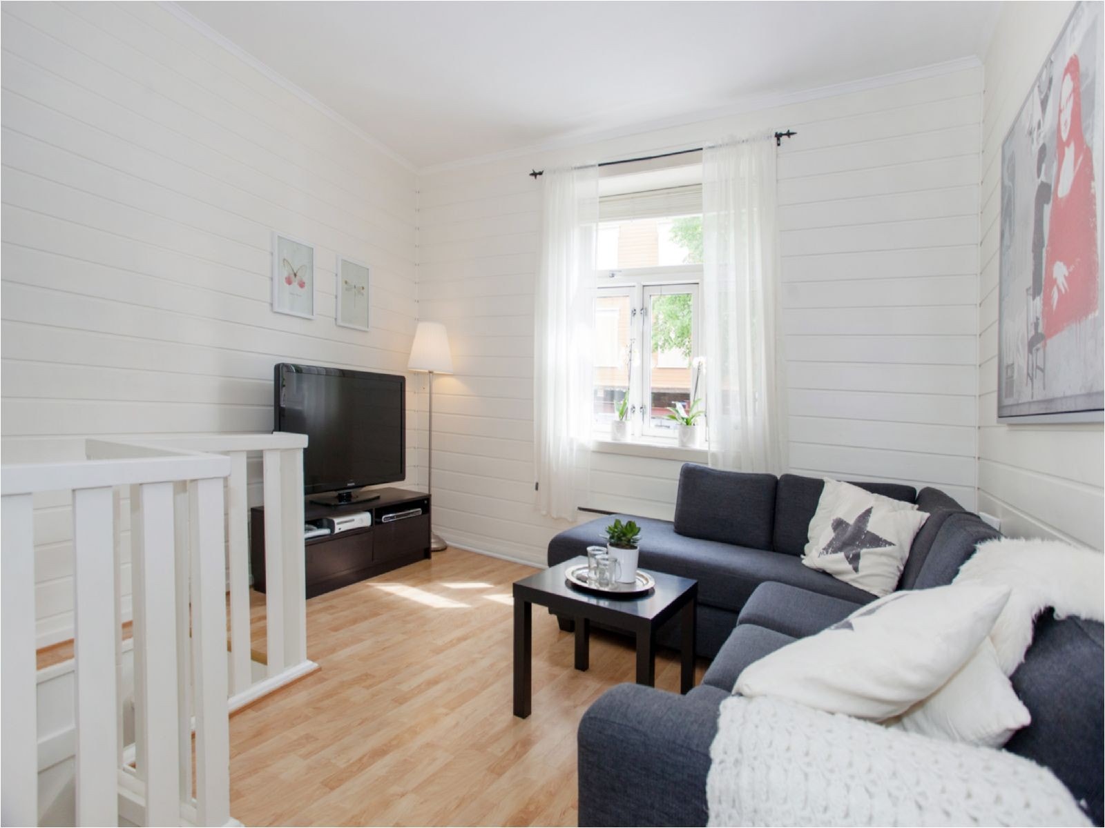 Velkommen inn til Frostaveien 4 B! En flott og lys 2-roms leilighet over to plan. Galleribilde