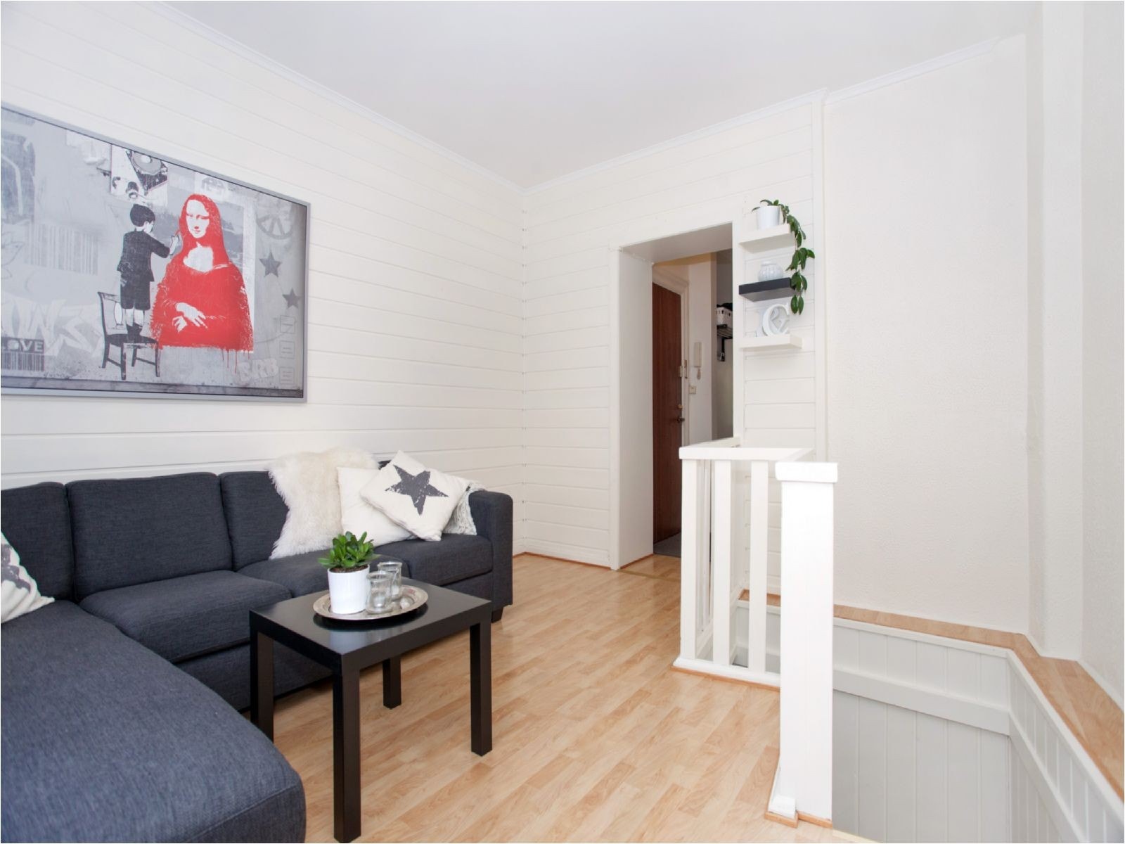 Fra stuen er det inngang videre til kjøkken og bad samt trapp ned til soverom Galleribilde