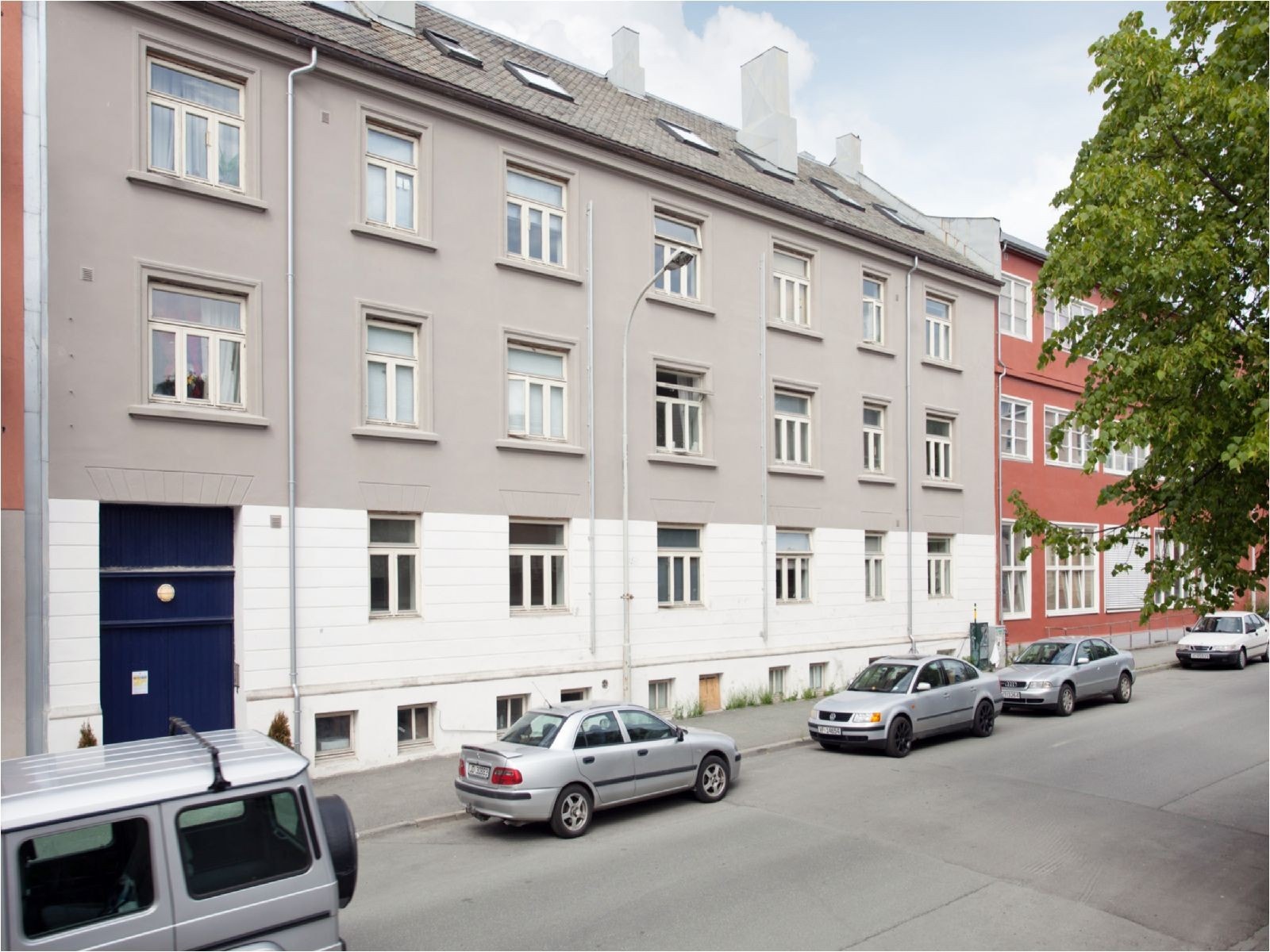 Fasade. Muligheter for parkering i gate etter gjeldende bestemmelser utenfor bygget. Galleribilde