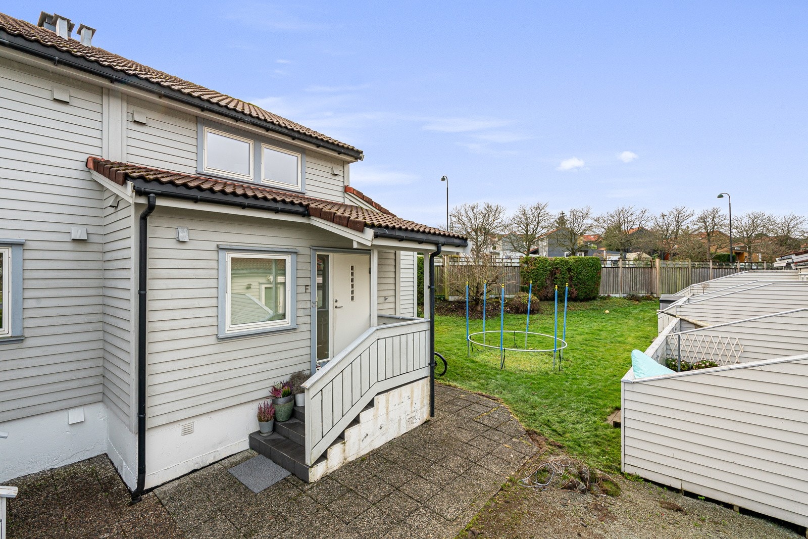 Alt av utvendig kledning, vinduer og dører ble skiftet i 2012. Galleribilde