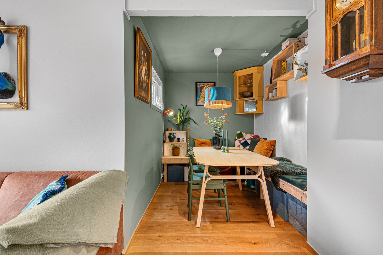 Praktisk løsning med egen spisestue. Galleribilde