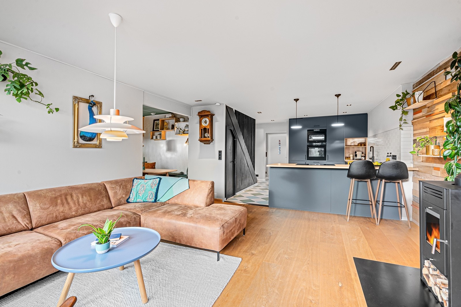 Stue og kjøkken ligger i åpen løsning, noe som gir en sosial atmosfære. Galleribilde