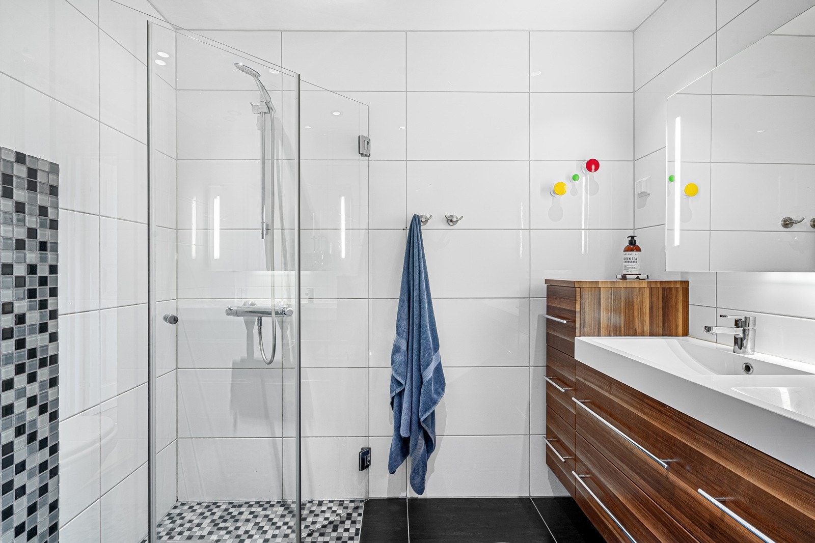 Stilrent helfliset bad med romslig dusjhjørne og dobbel servant. Galleribilde