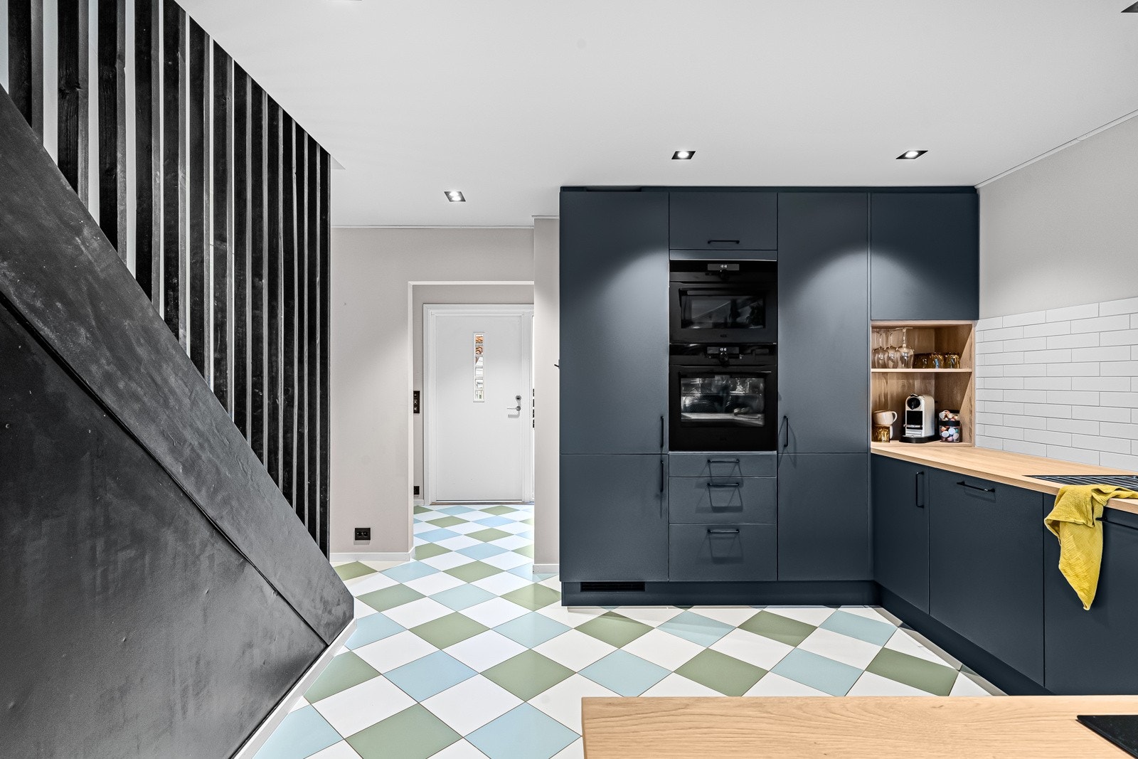 Kjøkkenet har integrerte hvitevarer som vinskap og kjøleskap med isbitmaskin. Galleribilde