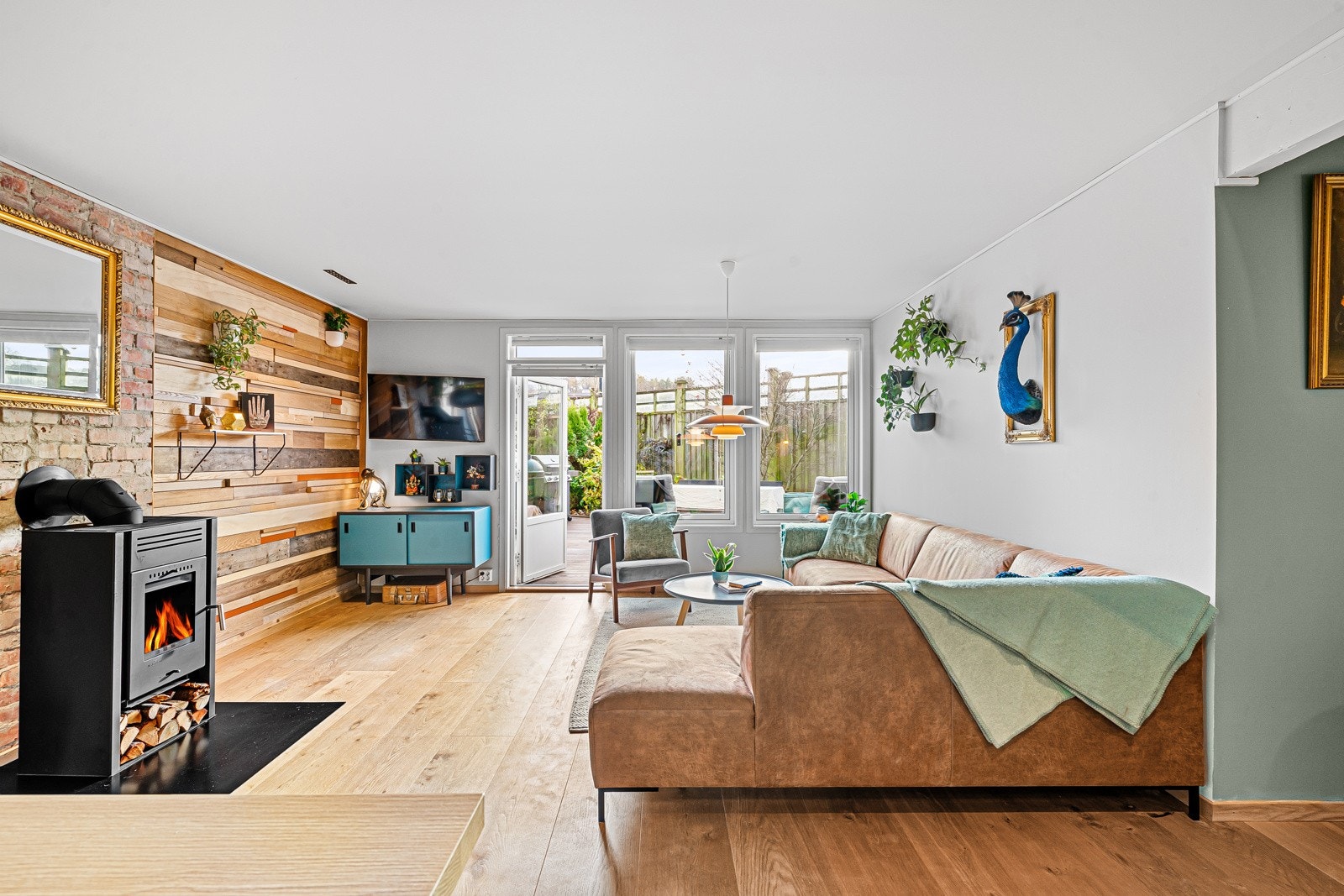 Romslig stue med nytt tregulv i 2019, samt flott peis fra 2024. Galleribilde