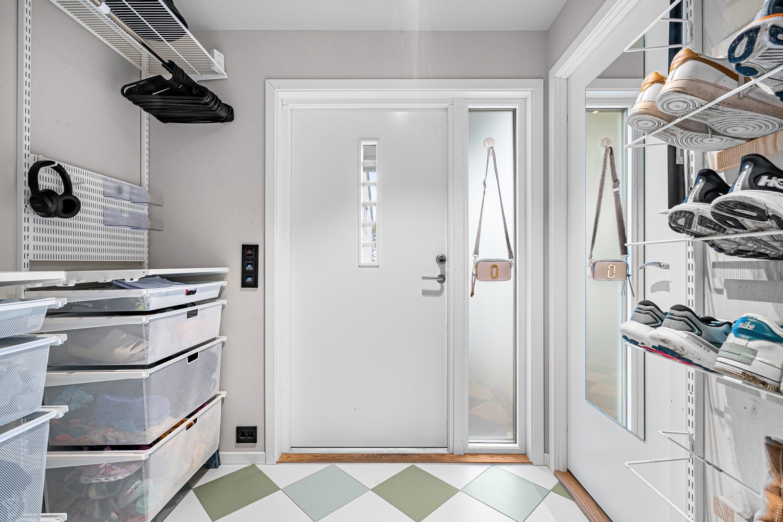 Romslig entré med god plass til å henge fra seg yttertøy og sko. Galleribilde