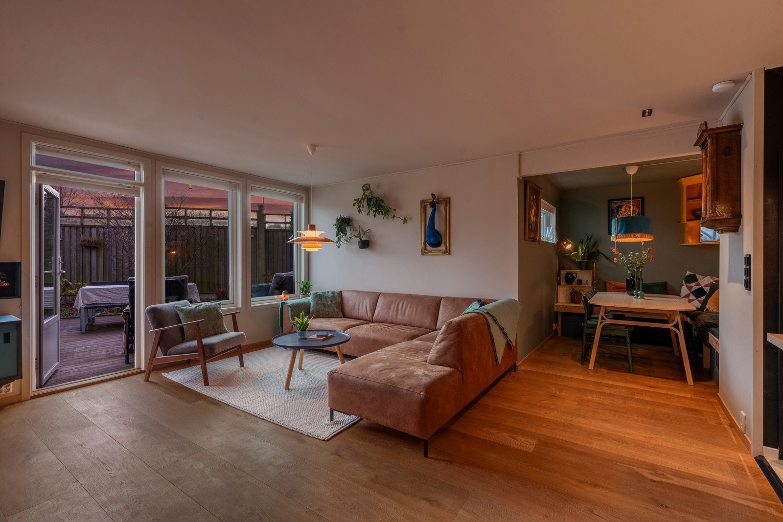 Stuen har gjennomgående store vindusflater som sikrer en lys og luftig atmosfære. Galleribilde