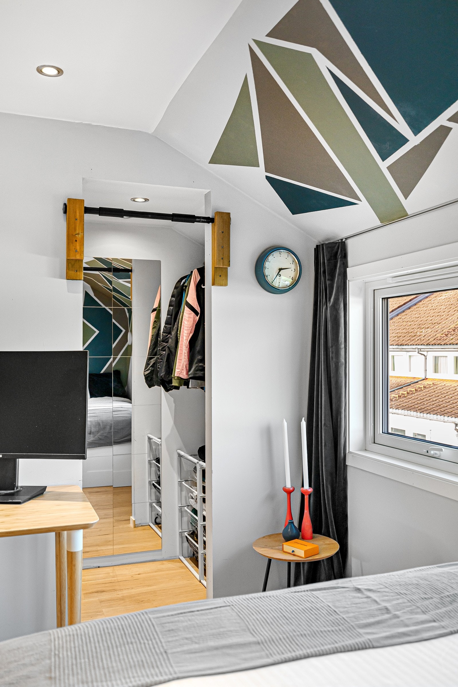 Hovedsoverommet har praktisk walk-in garderobe. Galleribilde