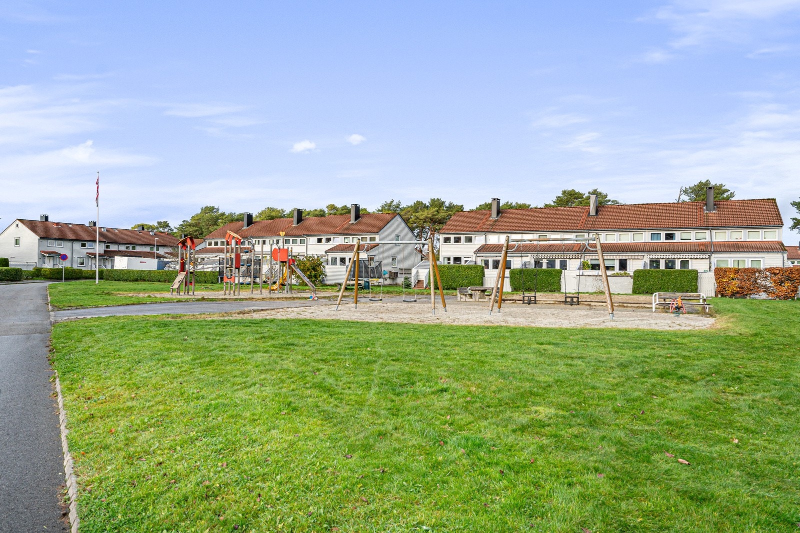 Boligen har en suveren beliggenhet med busstopp, butikker, skoler og barnehager like ved. Galleribilde