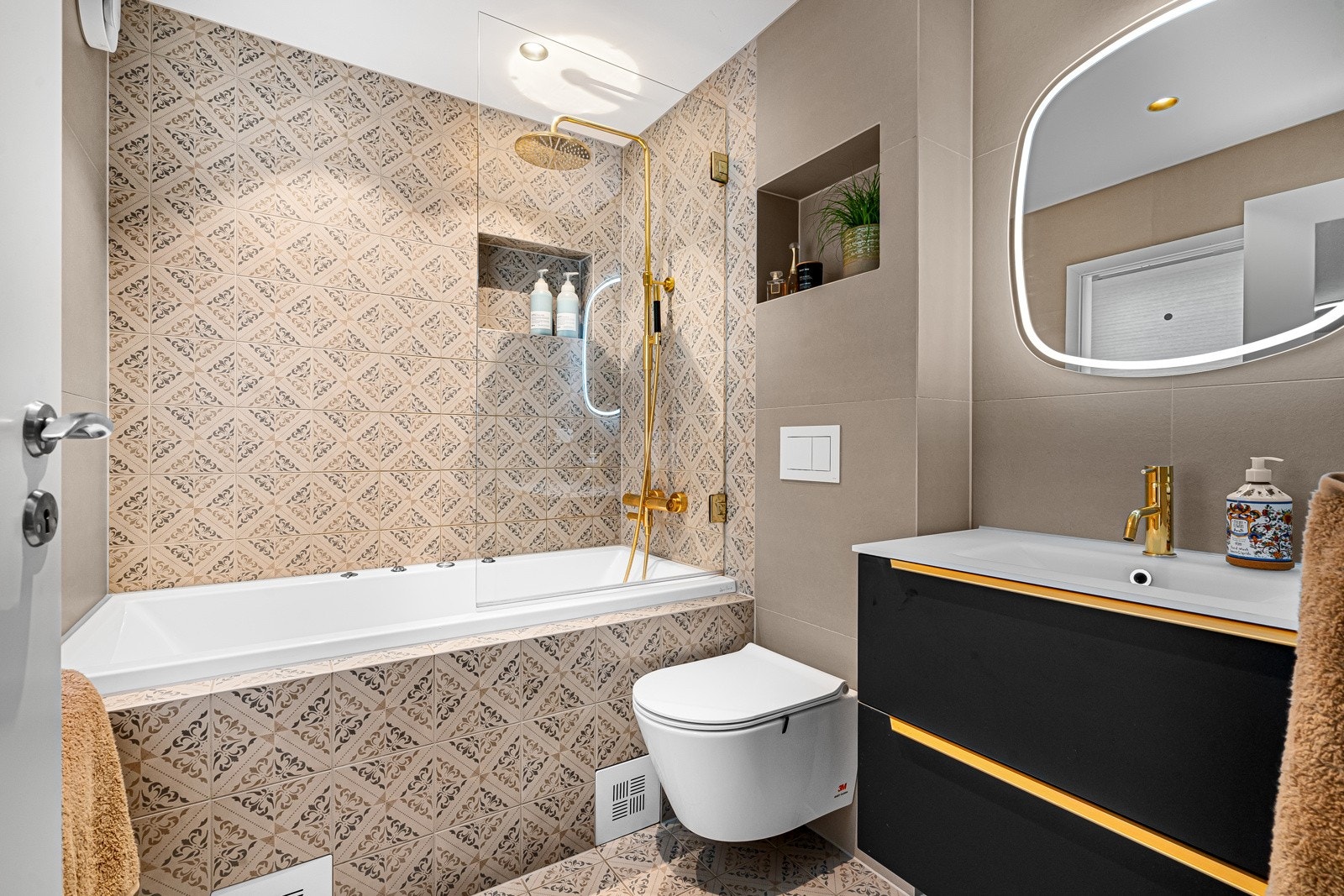 Lekkert bad fra 2021 med nytt el-anlegg og rør i rør. Galleribilde