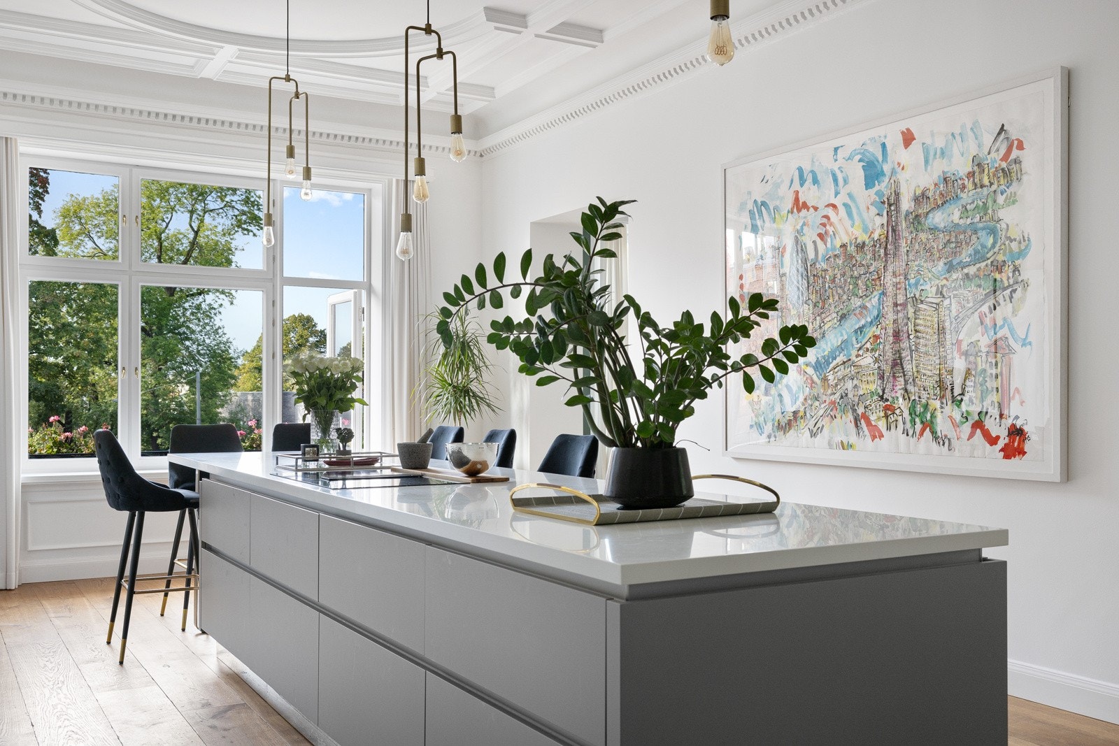 Kjøkkenet har en separat plassering i leiligheten, og har den ypperlige fordelen av direkte adkomst til en av hjemmets uteplasser. Galleribilde