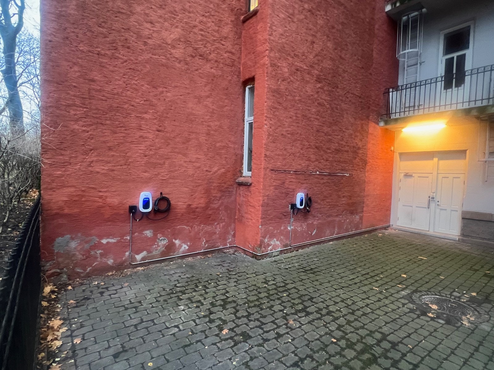 Det er mulig å kjøpe biloppstillingsplass med elbillader i lukket bakgård. Galleribilde