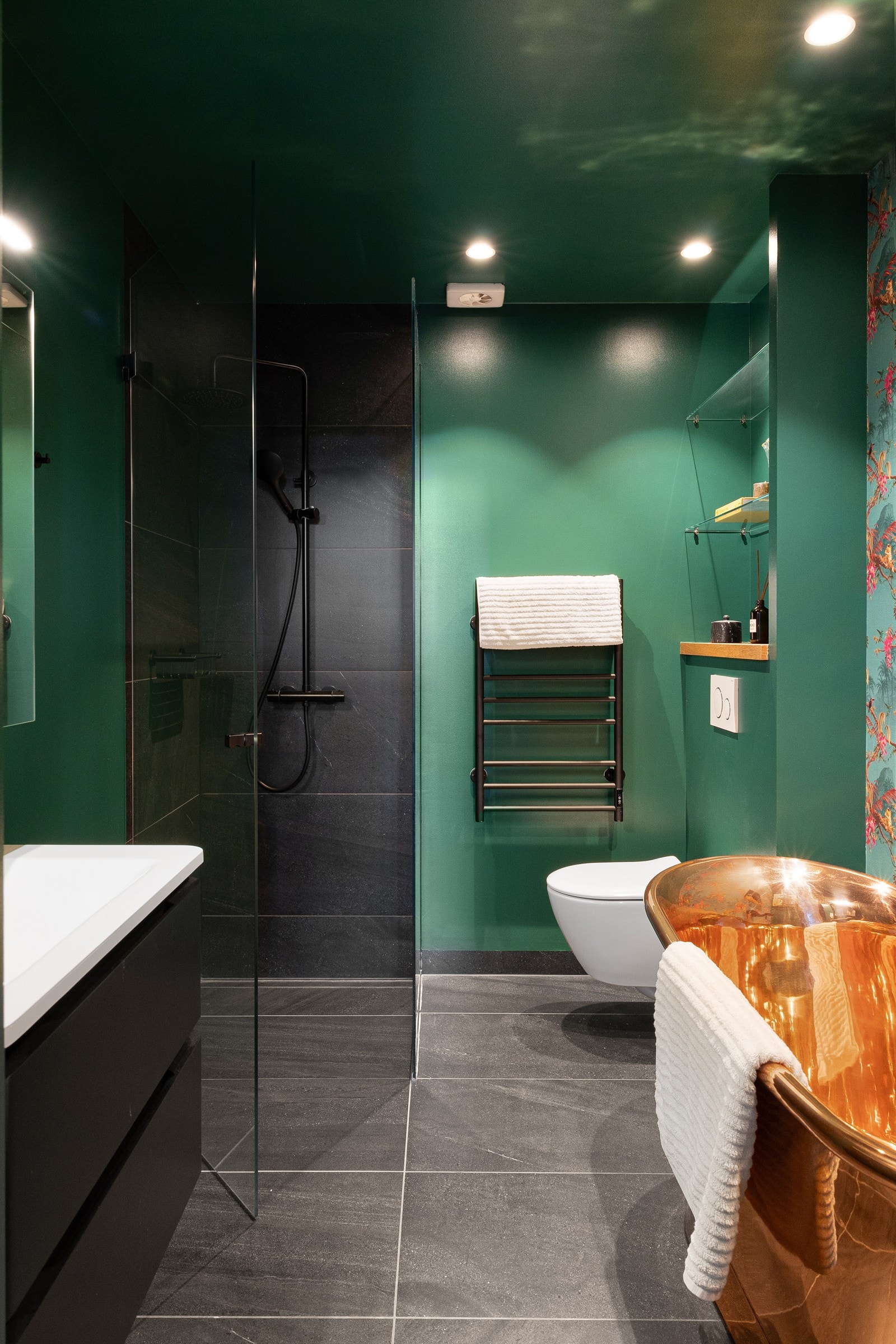 Baderommene ble oppusset/modernisert 2020, hvor du her blant annet får gleden fire topp moderne baderom med stilrent design. Galleribilde