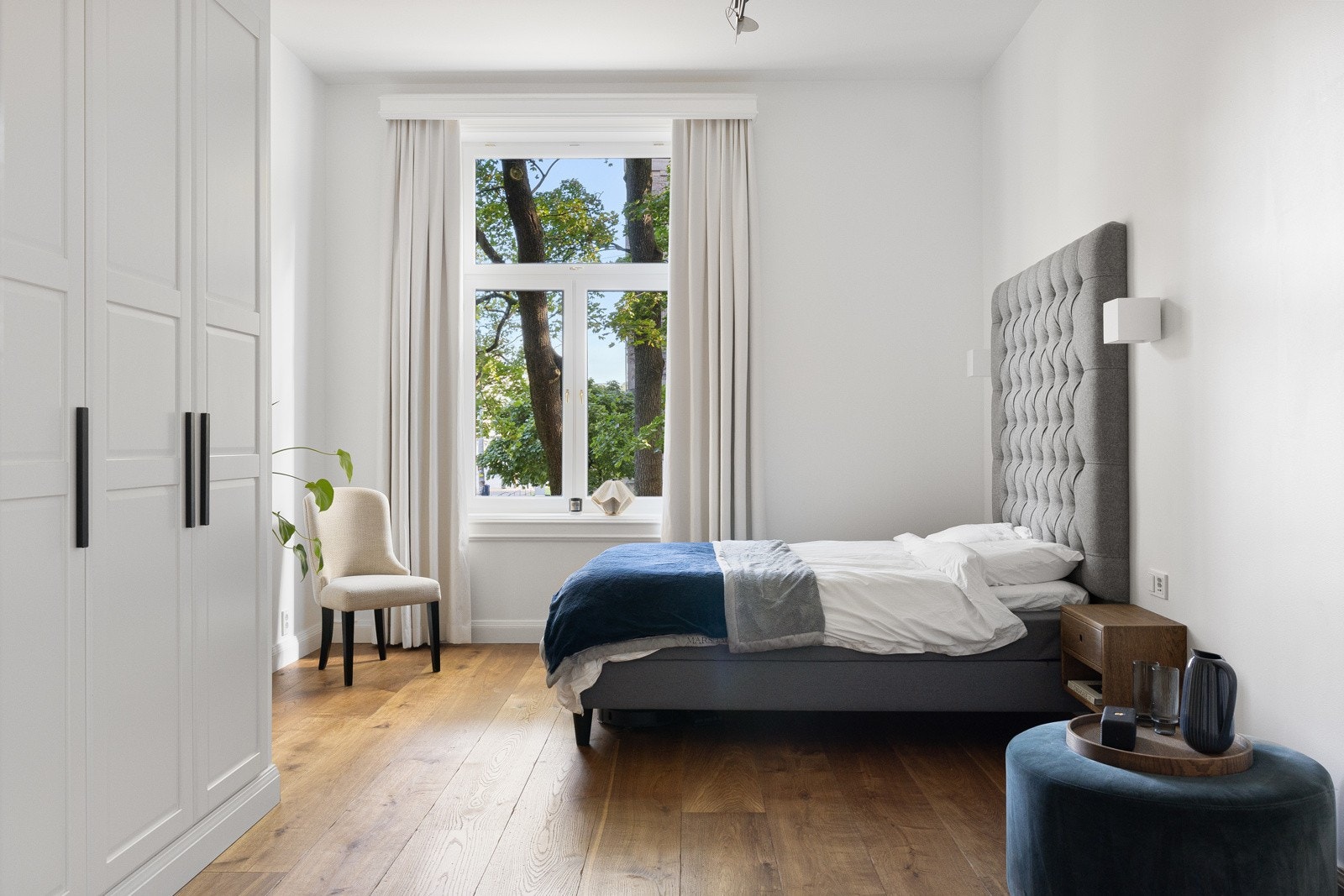 Alle soverommene er pent malt i tidsmessige fargetoner, og har godt med areal for seng, nattbord og annen innredning. Galleribilde