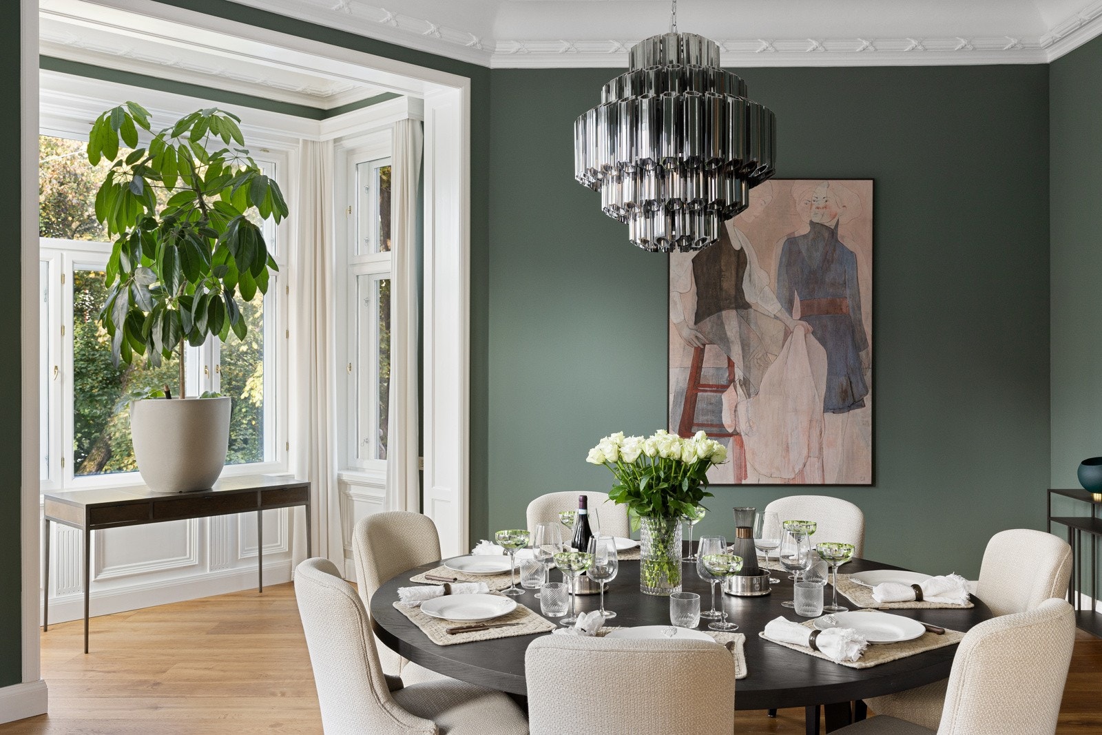 Spisestuen har en ypperlig plassering på hjørnet av bygården, med adkomst til peisestuen og kjøkkenet. Galleribilde