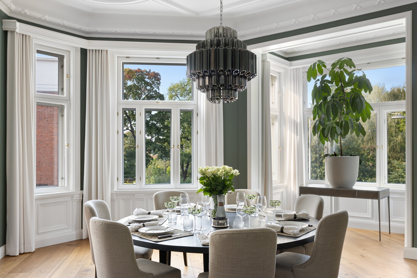 Velkommen til Sverre-gården og Drammensveien 42 - Spisestuen er et unikt samlingsrom, hvor bygårdens flotte karnapp preger rommets innvendige atmosfære. Galleribilde