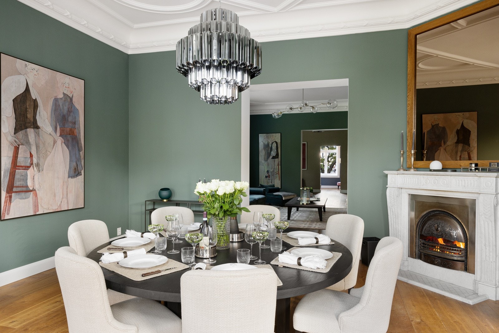 Lys og luft er nøkkelord i beskrivelsen, samtidig som rommet har rikelig med areal for spisebord og annen innredning. Galleribilde