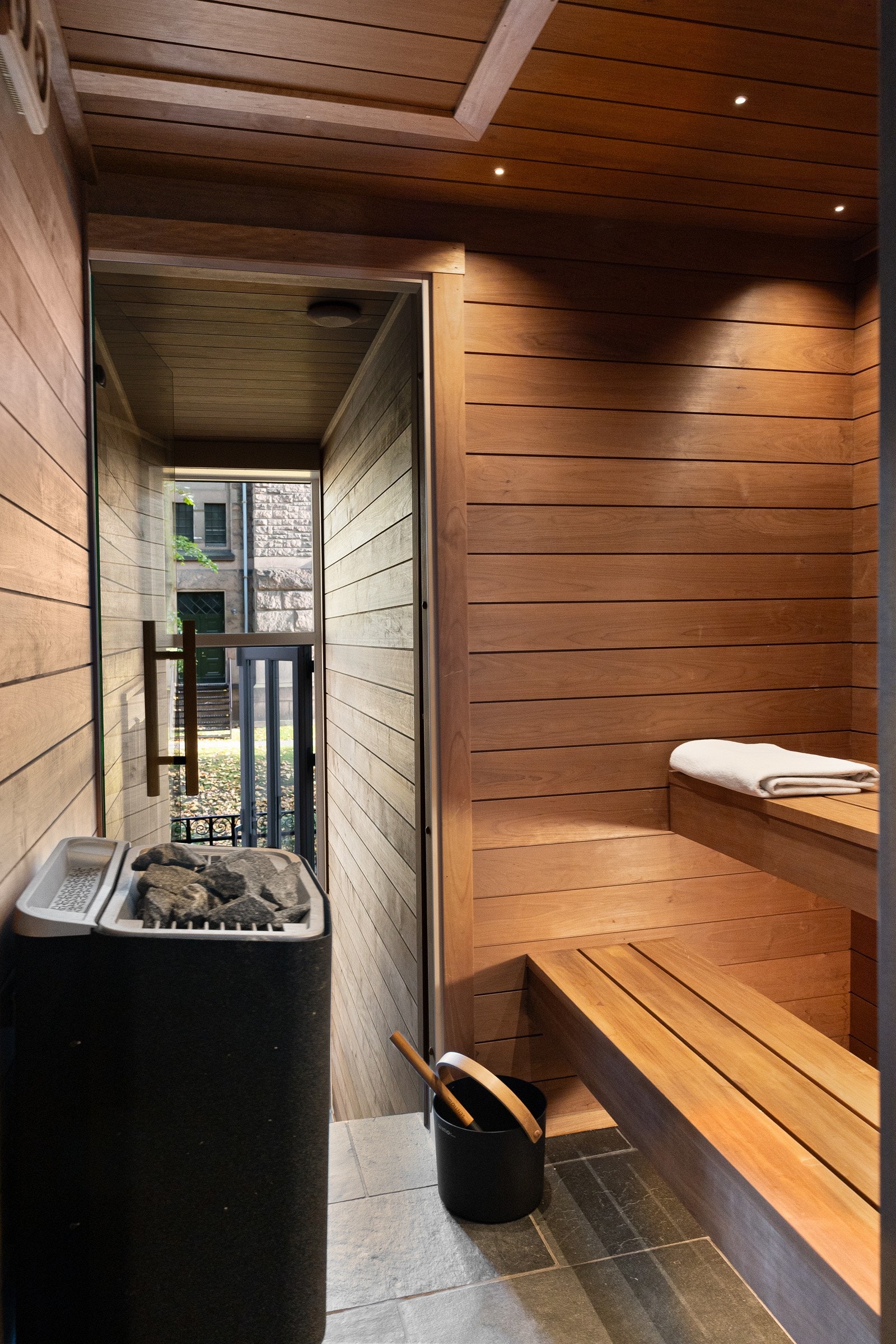 Badstuen har en tilbaketrukket plassering, og er pent innredet med trebelagte vegg- og himlingsflater, flisbelagt gulv og integrerte sittebenker. Galleribilde