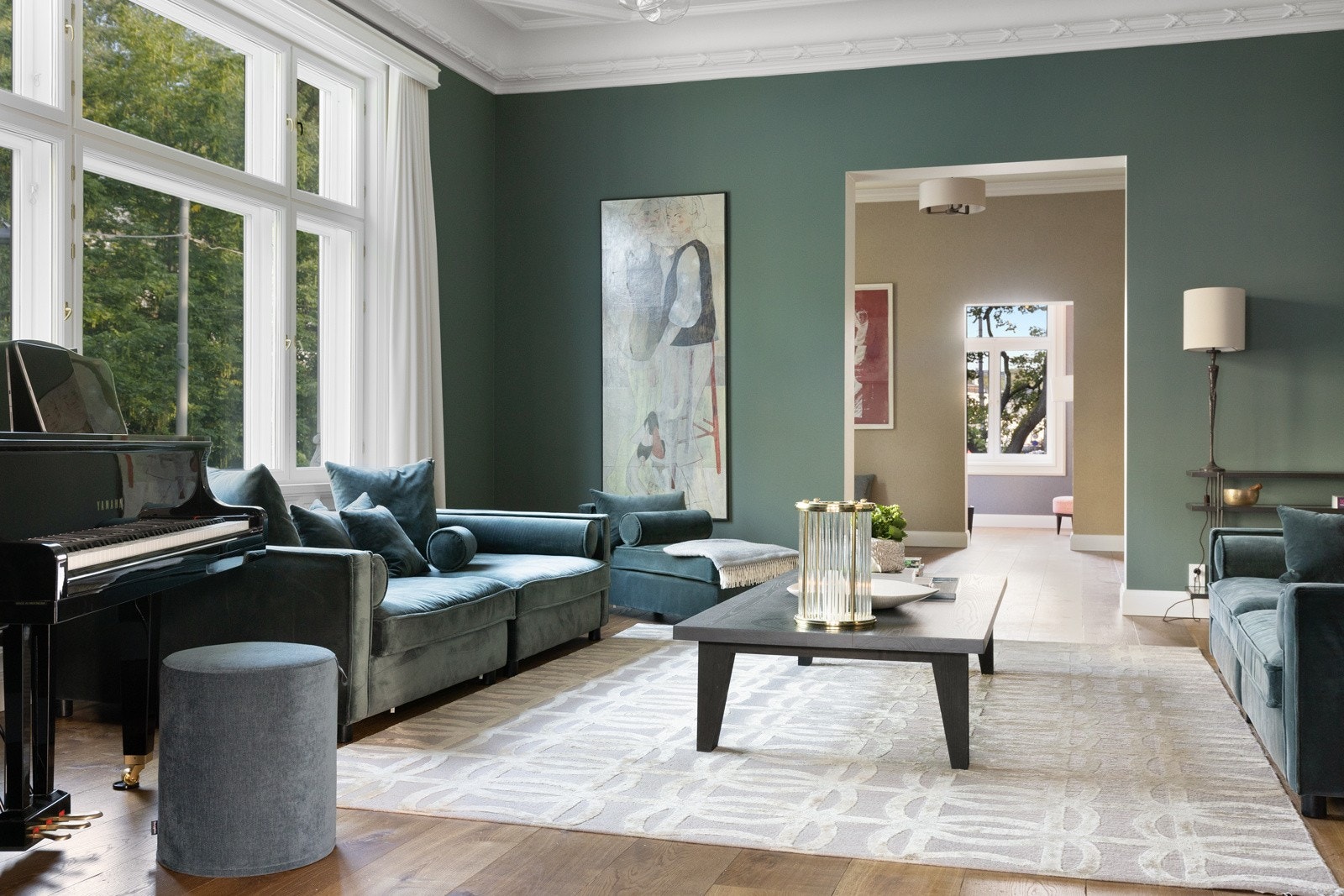 Leilighetens romslige planløsning måler hele 300kvm p-rom og inneholder blant annet flere stuer på rekke, fire soverom og fire bad. Galleribilde