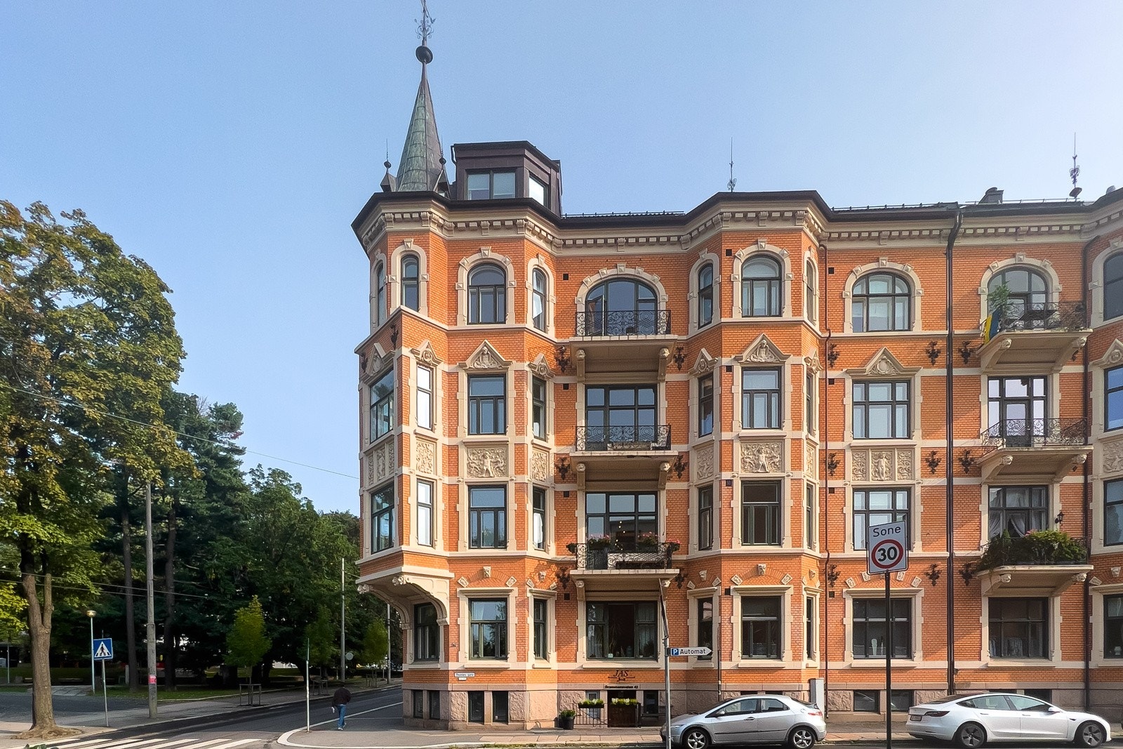 Leiligheten ligger i fasjonable omgivelser på Solli Plass/Skillebekk, med rusleavstand til Tjuvholmen, Aker Brygge og sentrumskjernen. Galleribilde