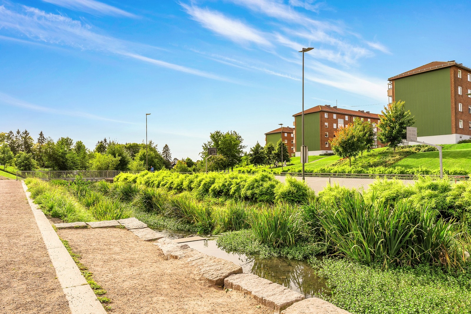 Flotte Bjerkedalen Park med fine promenader, paviljong, sandstrand og dam Galleribilde