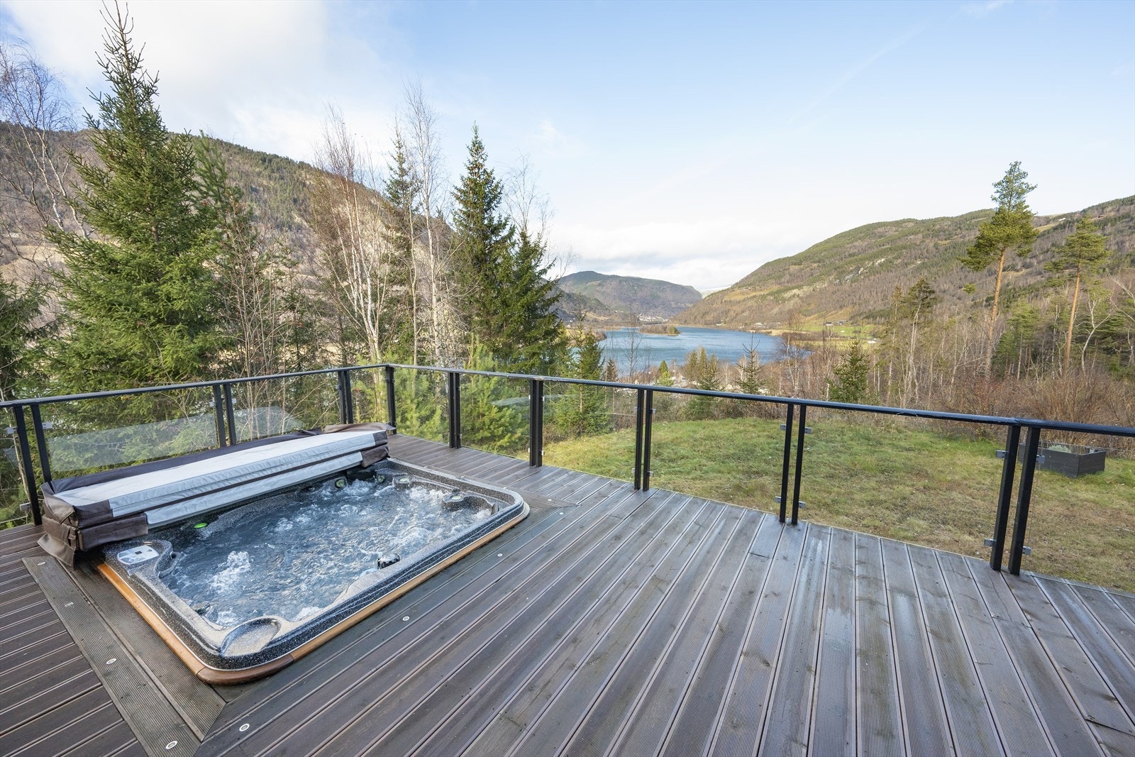 Her kan man nyte utsikten fra jacuzzien. Galleribilde