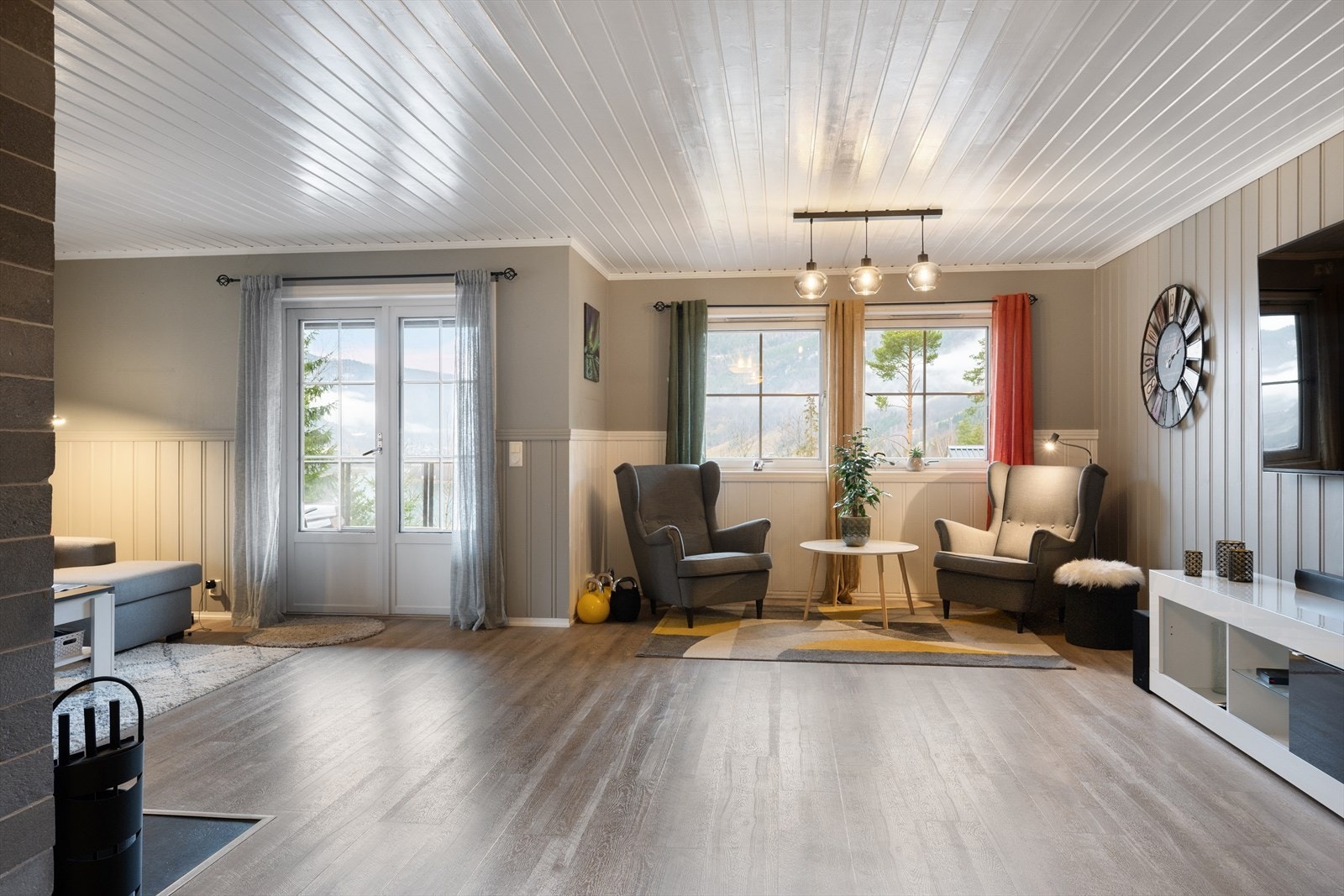 Fra gangen kommer man inn i en stor og romslig stue. Galleribilde