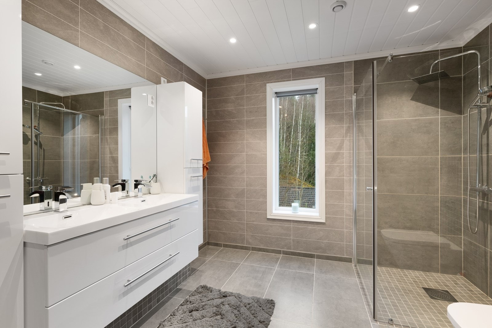 Tiltalende og moderne bad med fine farge- og materialvalg. Galleribilde