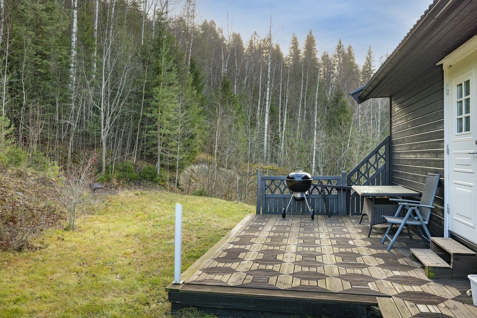 Her er det en trivelig uteplass med plass til utemøblement. Galleribilde