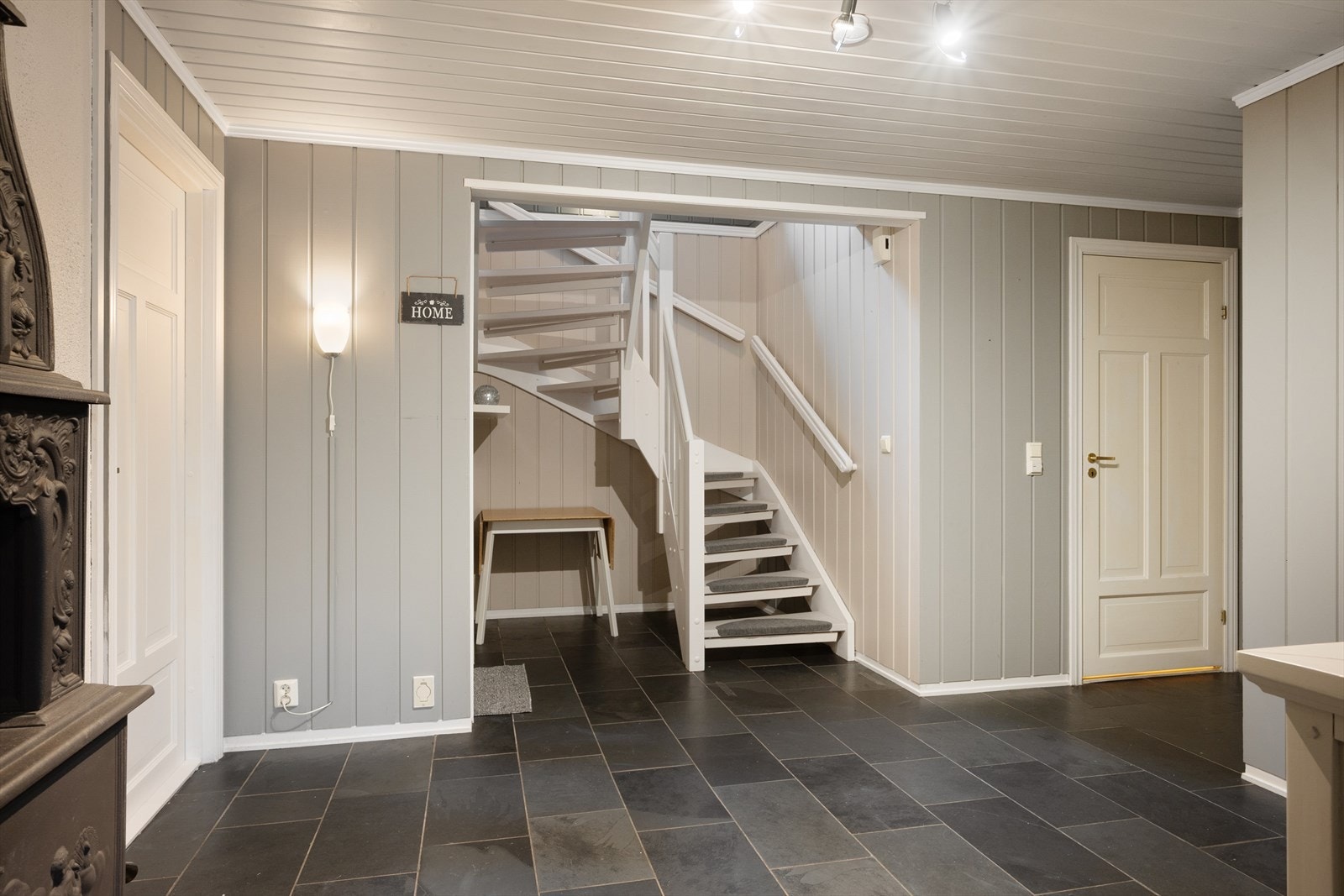 Malt tretrapp med teppefliser opp til overetasjen. Galleribilde