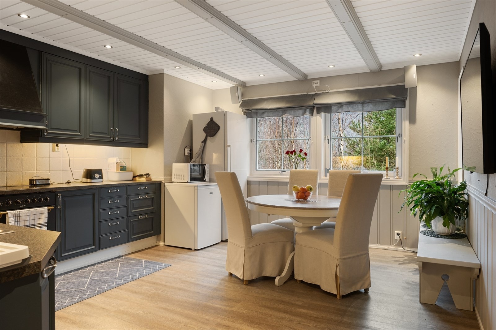 Det er mulig å ha en mindre spisegruppe på kjøkkenet. Galleribilde