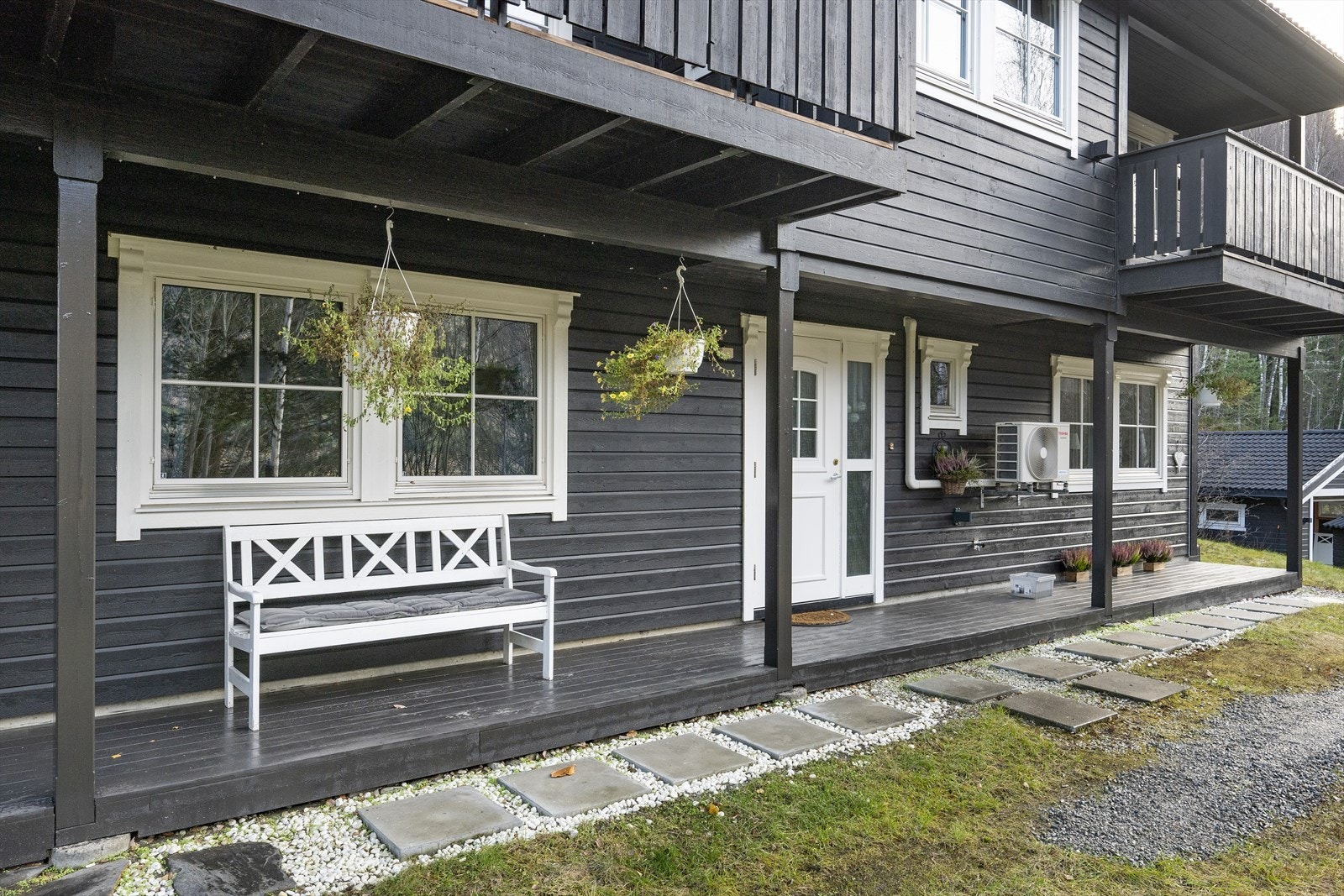 Mot inngangsparti. Galleribilde