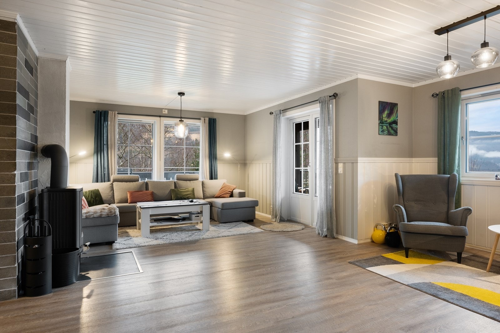 Lyst og godt! Vindusflatene bidrar til naturlig belysning inn i rommet. Galleribilde