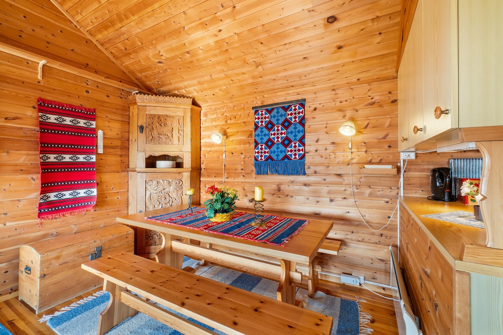 Videre i stuen er det en plass til et romslig spisebord nærliggende kjøkkenet. Galleribilde