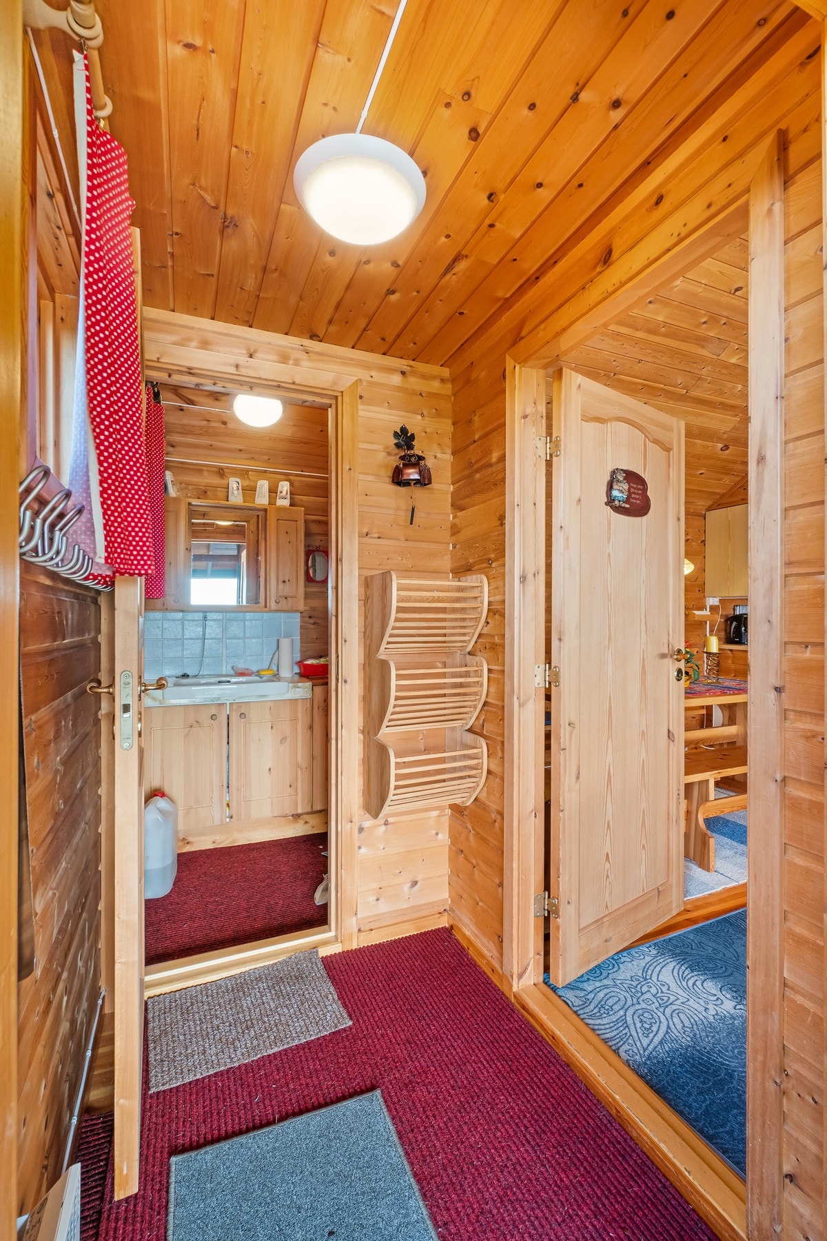 Ved entreen er det et praktisk "bad" med en enkel innredning. Galleribilde