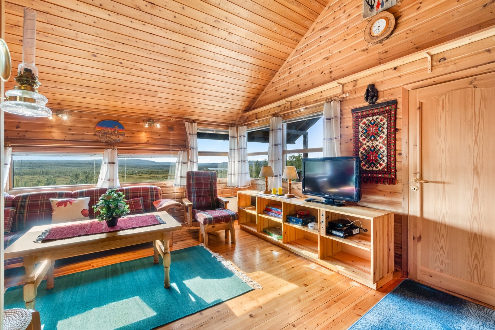 Stuen har en fin størrelse og store vindusflater som slipper inn rikelig med dagslys Galleribilde